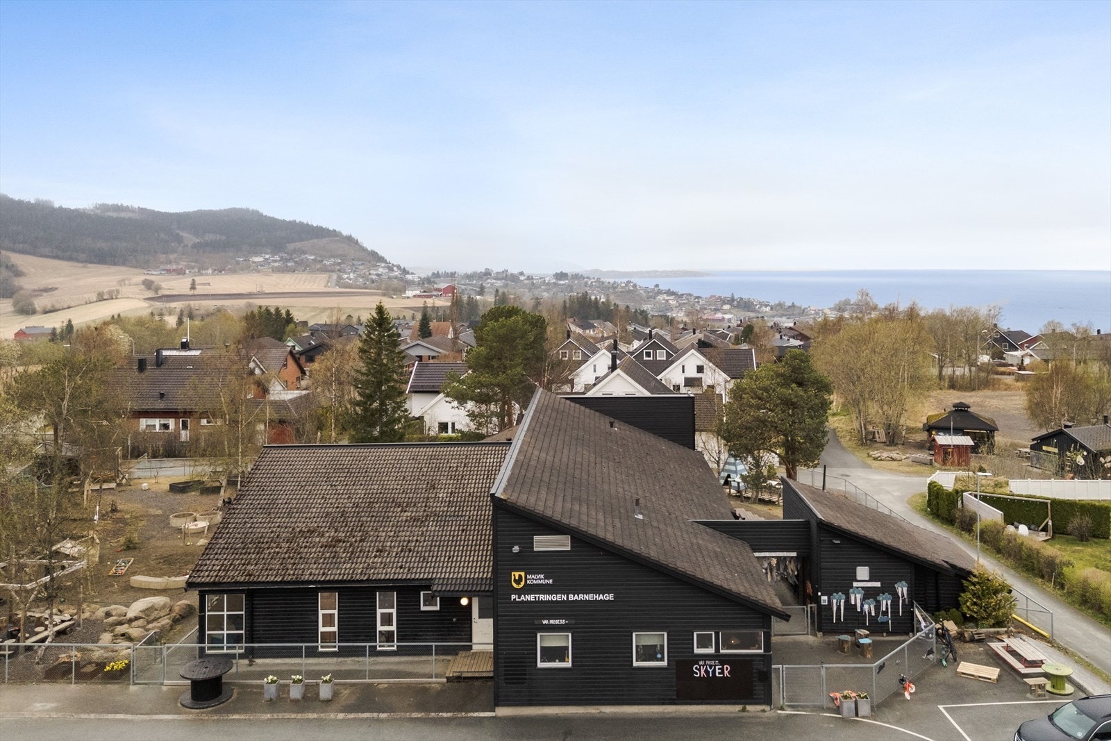 Boligen har gangavstand til Vikhammeråsen grendaskole, samt Vikhammeråsen barnehage og Planetringen barnehage. Galleribilde