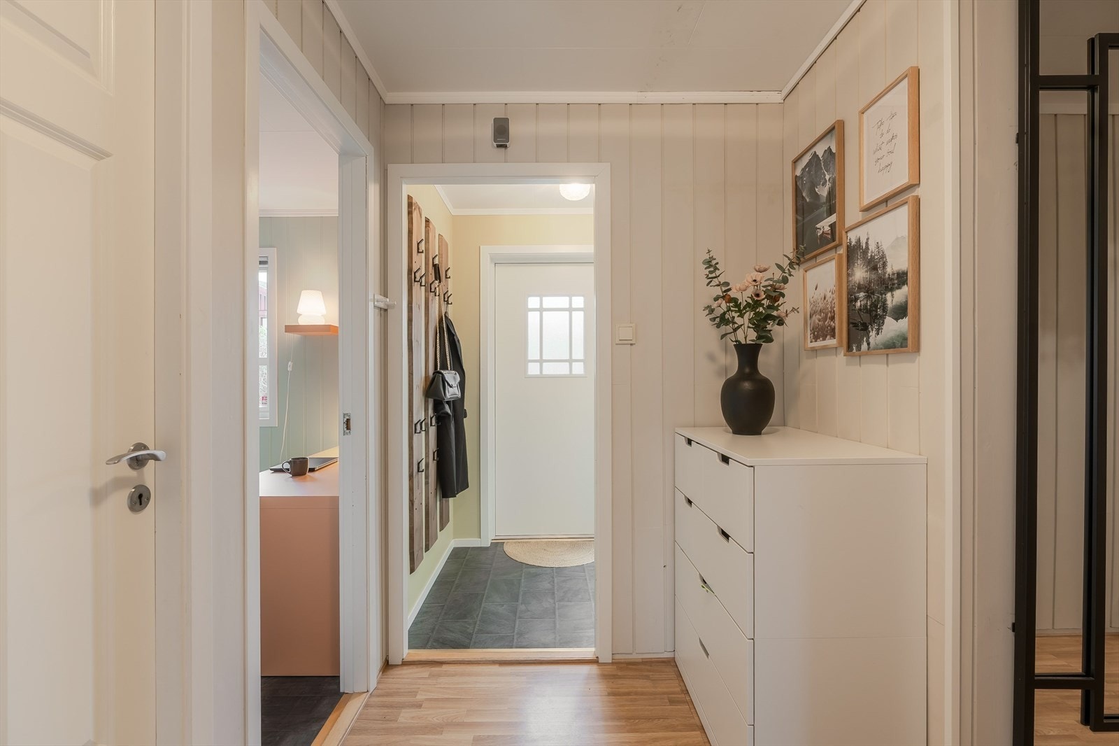 Her er det god plass til oppbevaring av yttertøy og sko Galleribilde