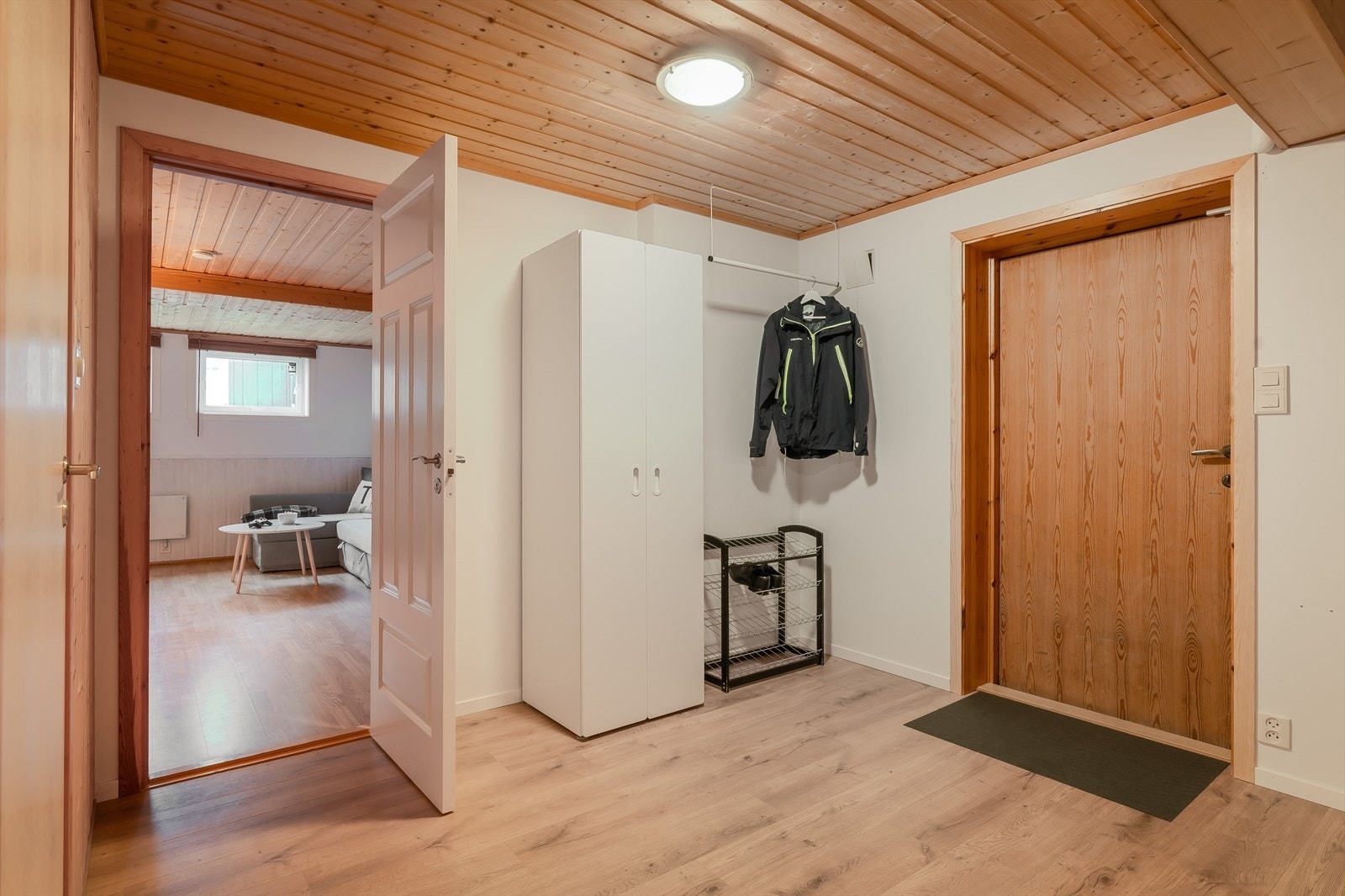 Underetasjen har inngang både fra utsiden av boligen og gangen i hovedetasjen. Galleribilde