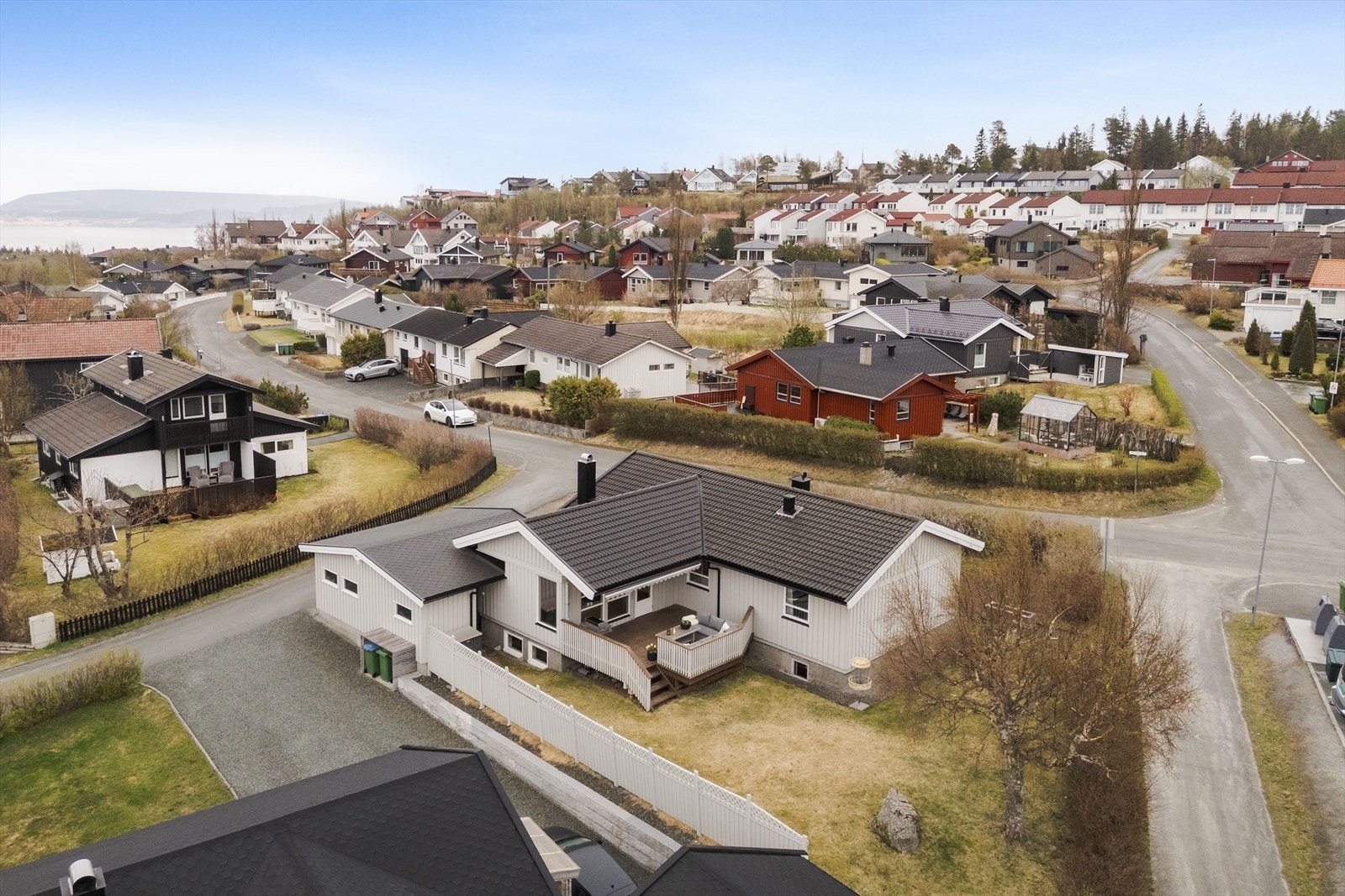 En lys og velholdt enebolig beliggende i et barnevennlig og rolig boligområde. Galleribilde