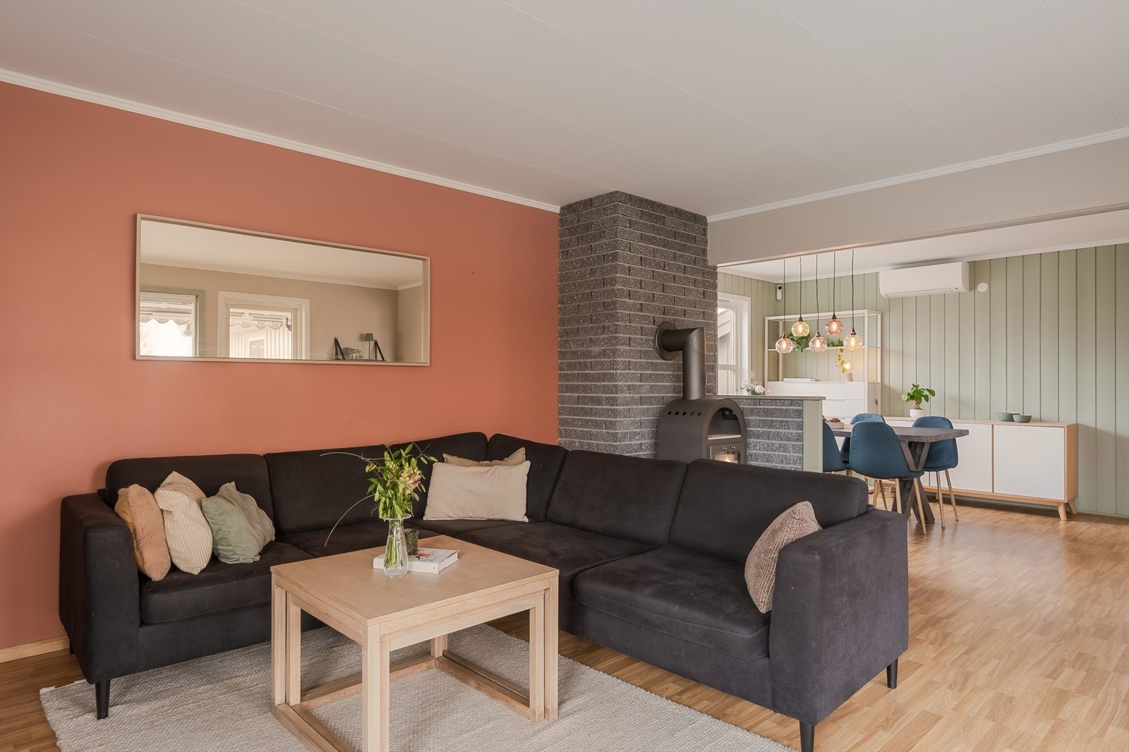 Fra gangen åpner boligen seg opp mot en stor og luftig stue. Galleribilde
