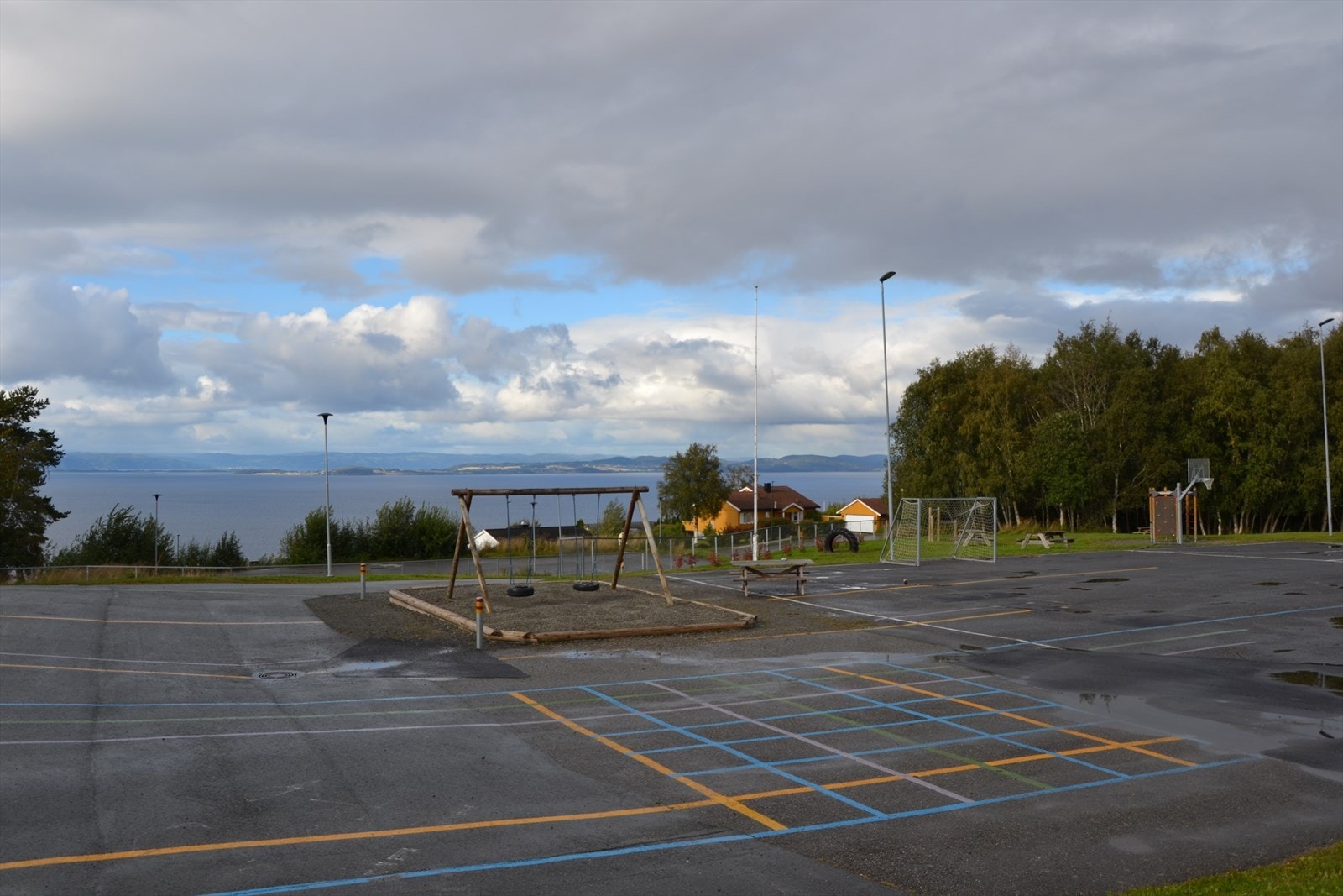 Uteområdet ved grendaskolen. Galleribilde