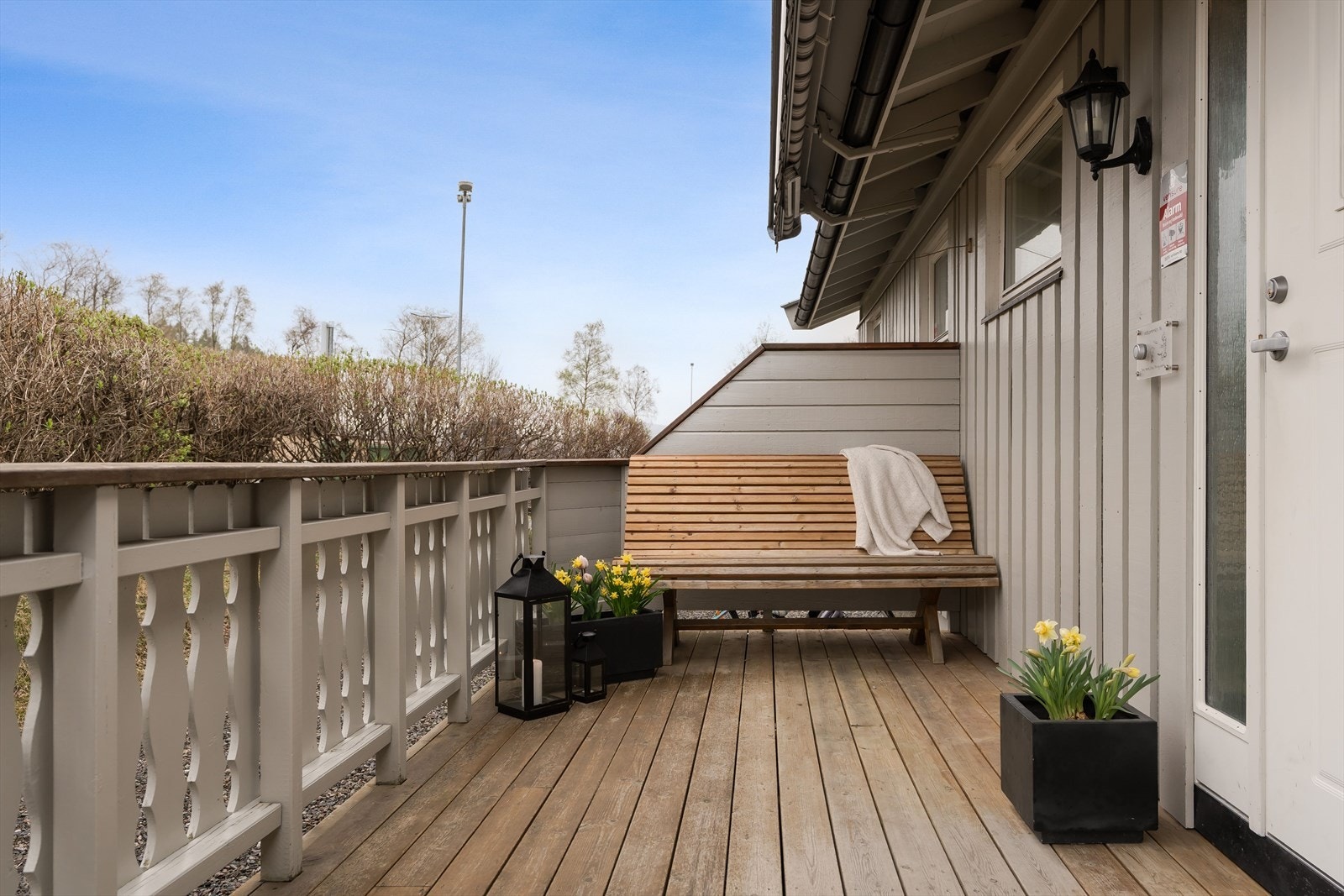 Boligen tar deg imot i et trivelig inngangsparti med platt. Galleribilde