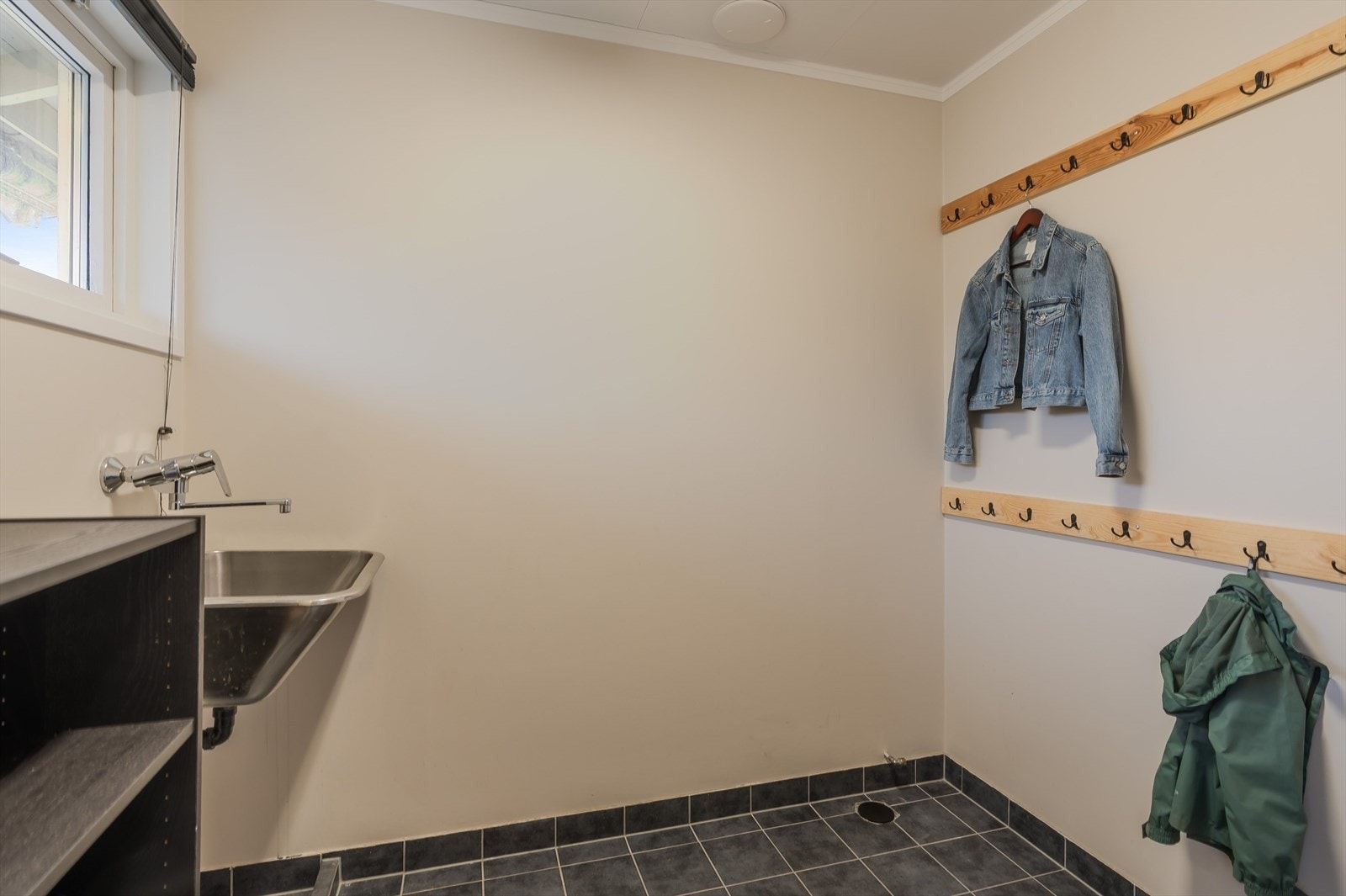 Vegg i vegg ligger et praktisk, separat vaskerom med egen inngang fra entréen. Galleribilde