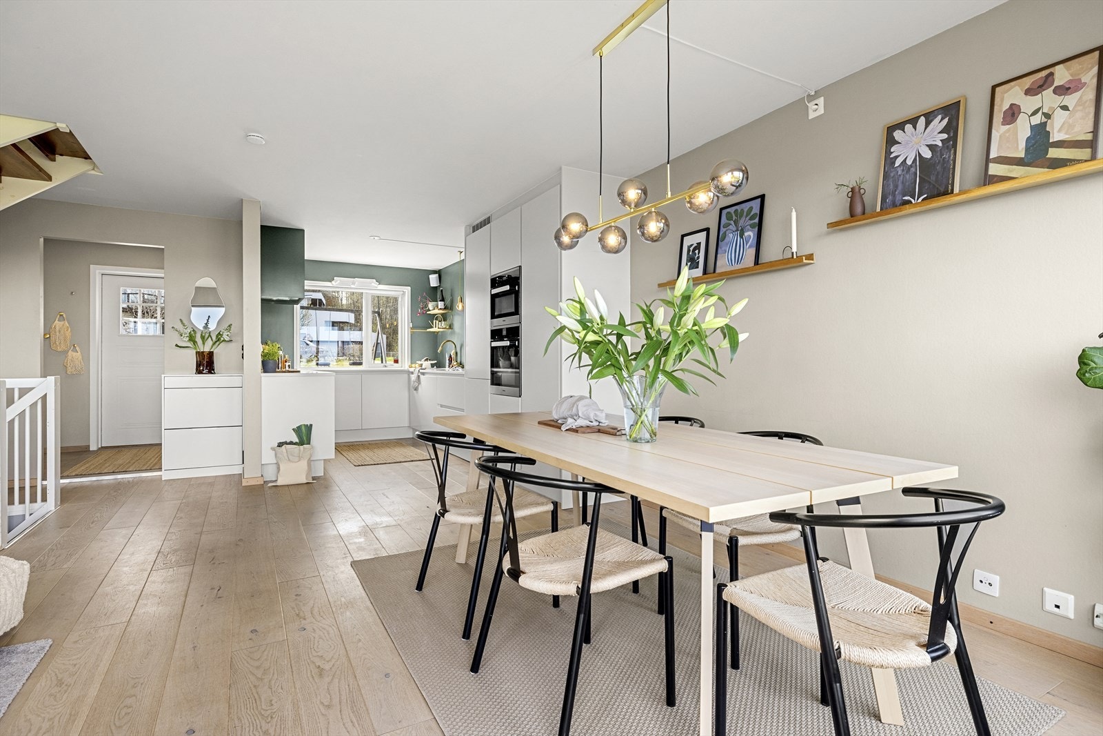 Moderne og velutstyrt kjøkken fra HTH, oppgradert i 2016. Galleribilde
