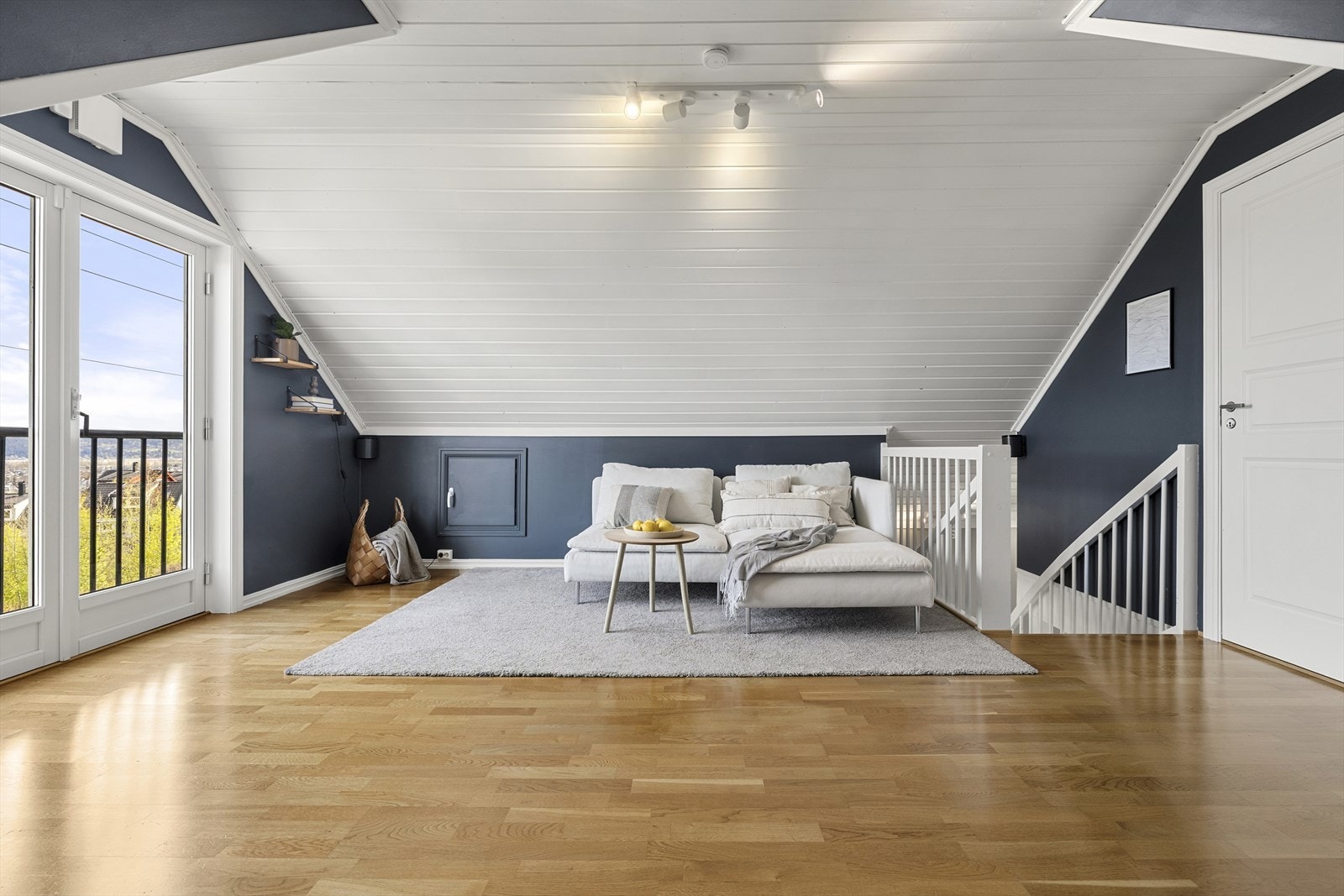 Store vindusflater gir rikelig med naturlig lys og skaper en lun og trivelig sone. Galleribilde