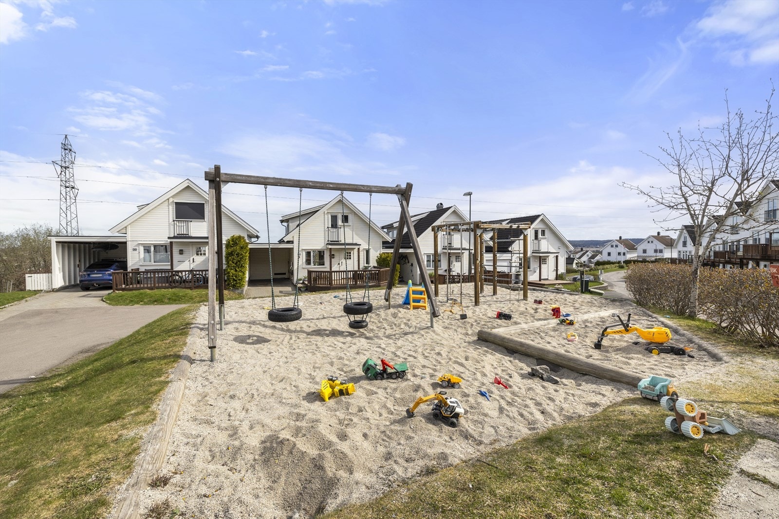 Rett utenfor døren finnes en felles lekeplass - ideelt for barnefamilier! Galleribilde