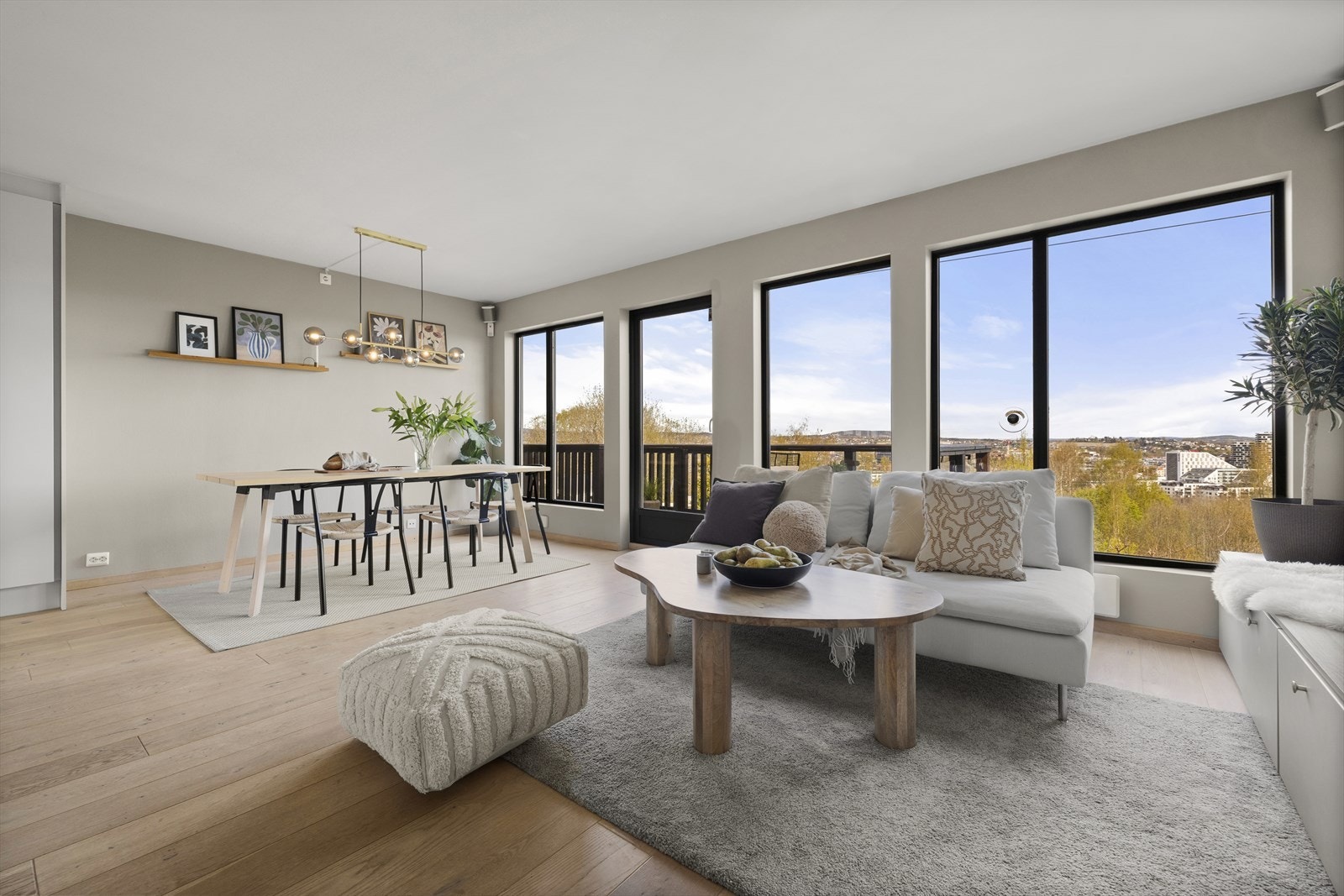 Stuen er lys og harmonisk med store vindusflater som gir rikelig med naturlig lys og en luftig romfølelse. Galleribilde