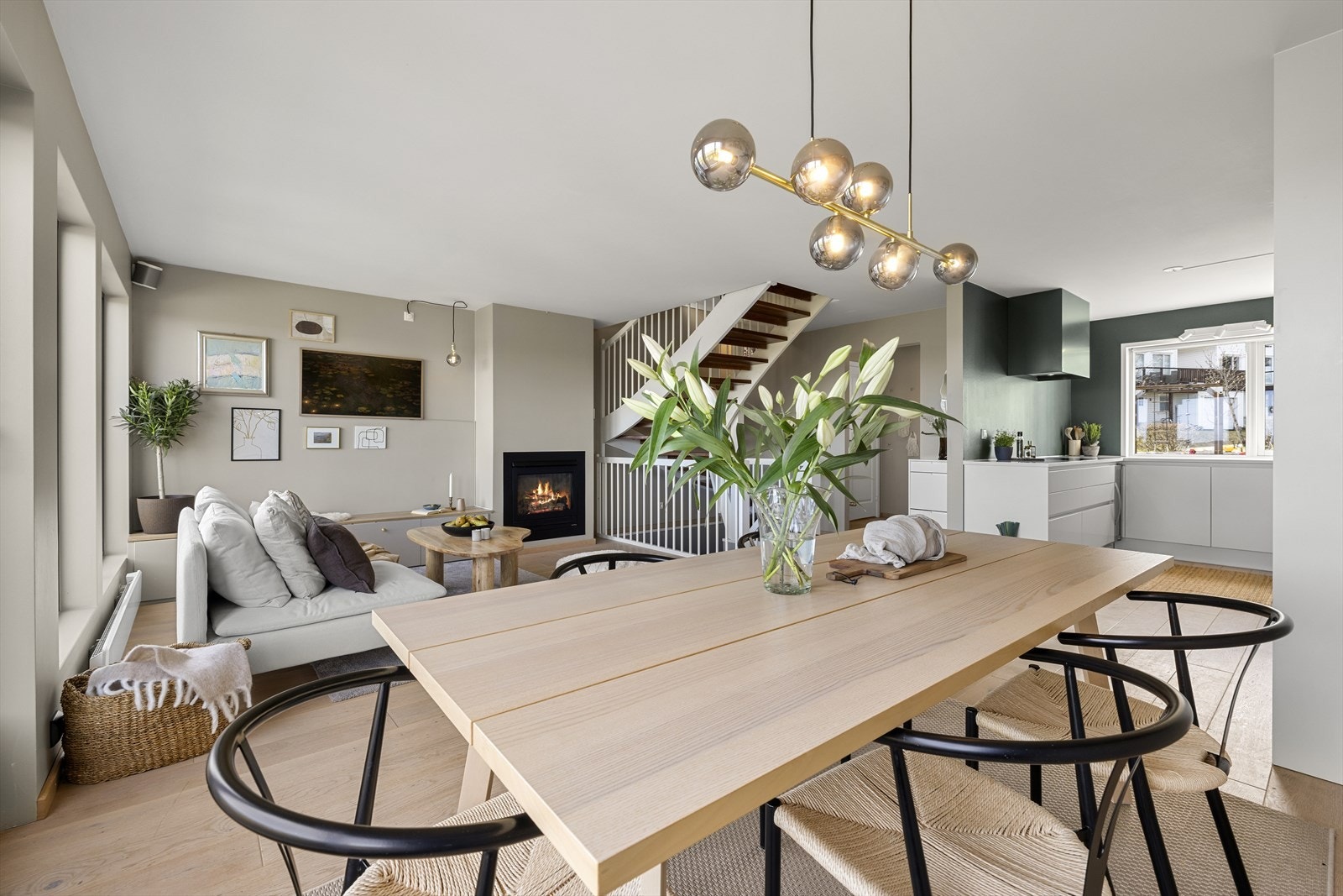 Stuen har god plass til både spisegruppe og sittegruppe. Galleribilde