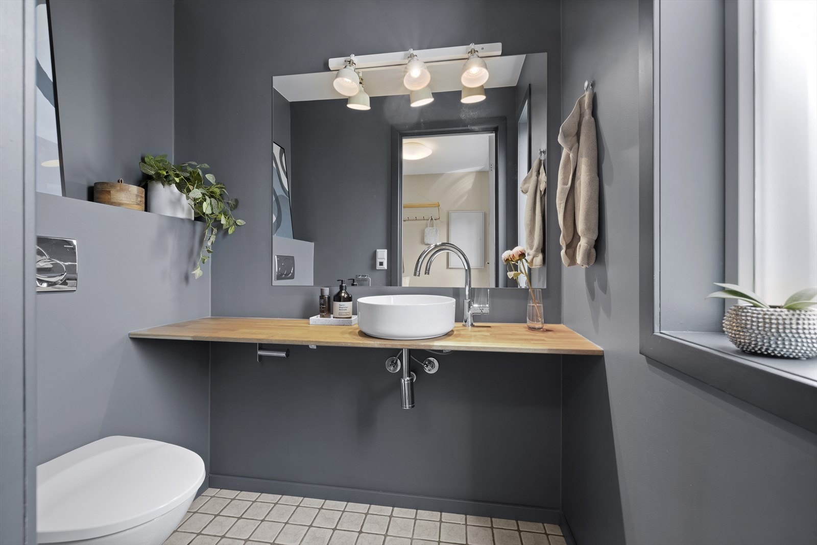 Delikat og stilrent WC-rom, praktisk plassert i tilknytning til entreen. Galleribilde