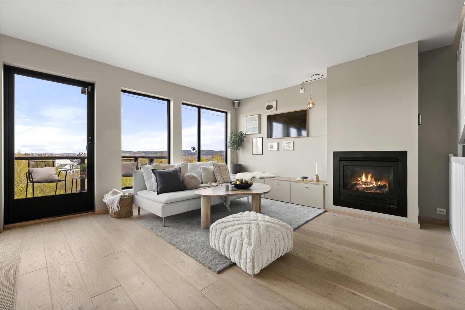 Herfra er det utgang til en romslig veranda på ca. 11 m² med gode solforhold morgen og kveld. Galleribilde
