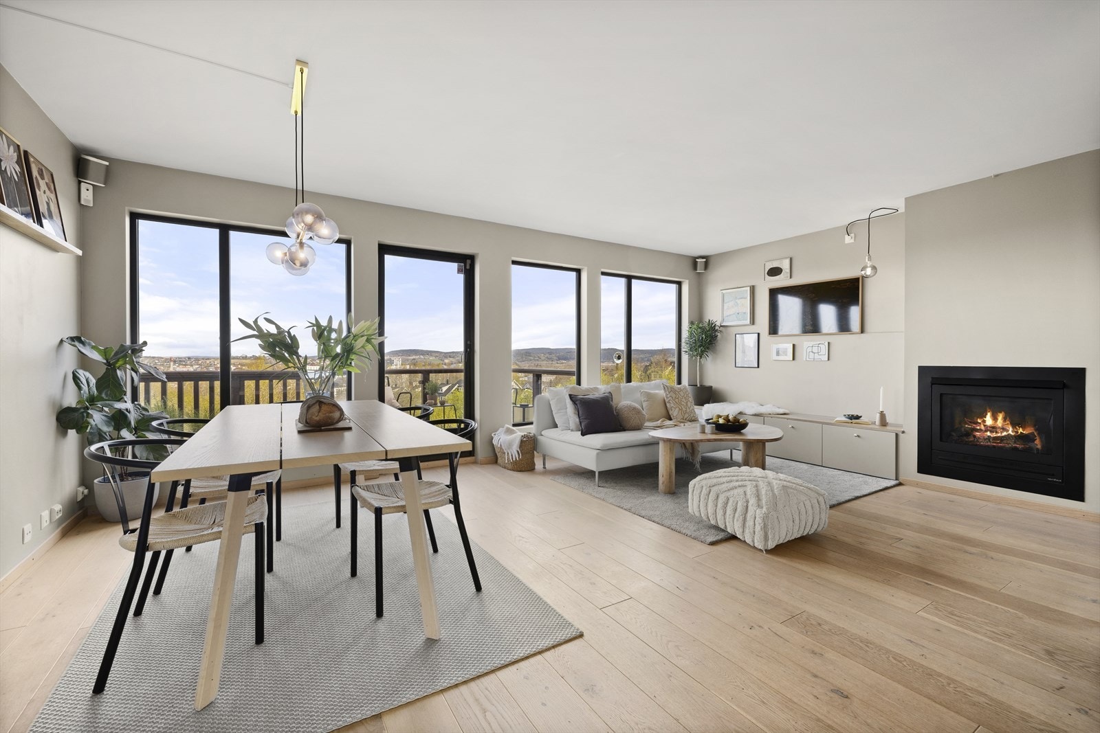 En attraktiv og stilfull enebolig med utsikt, i et barnevennlig og svært trivelig boligområde, med umiddelbar nærhet til det meste. Galleribilde