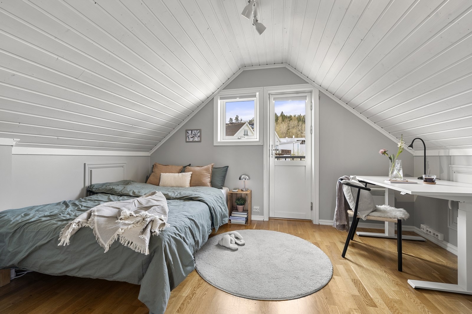 Romslig og luftig soverom med gode lysforhold. Galleribilde