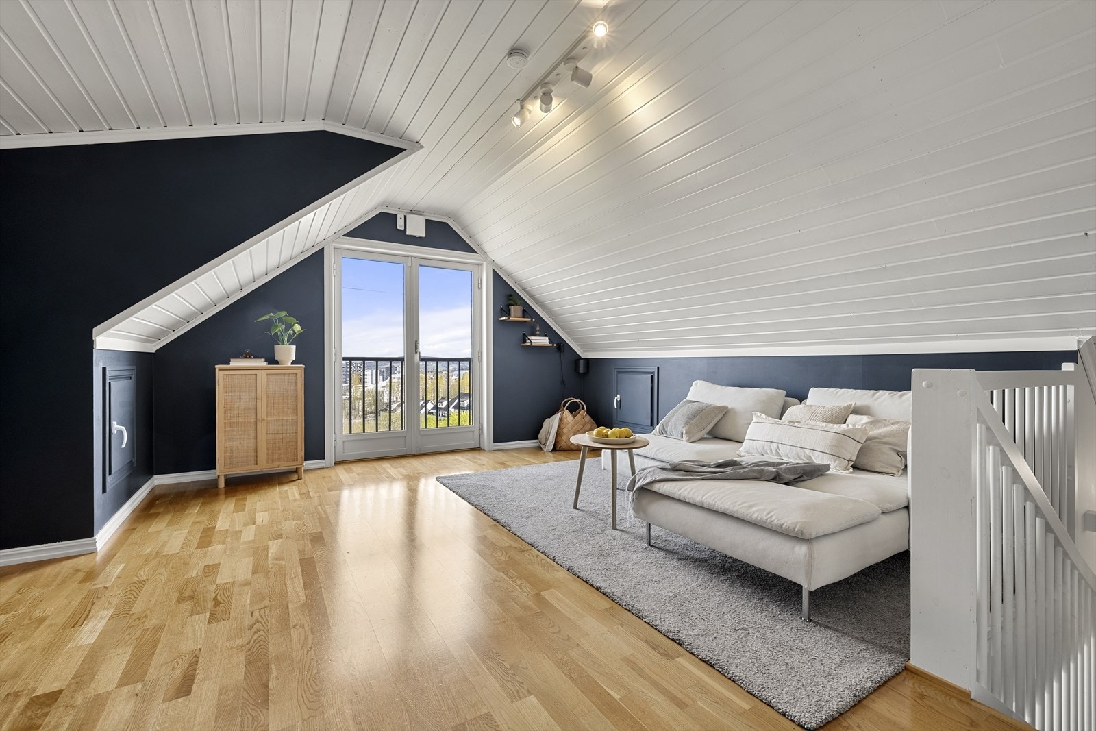 Lys og innbydende loftstue med god romfølelse og behagelig atmosfære. Galleribilde