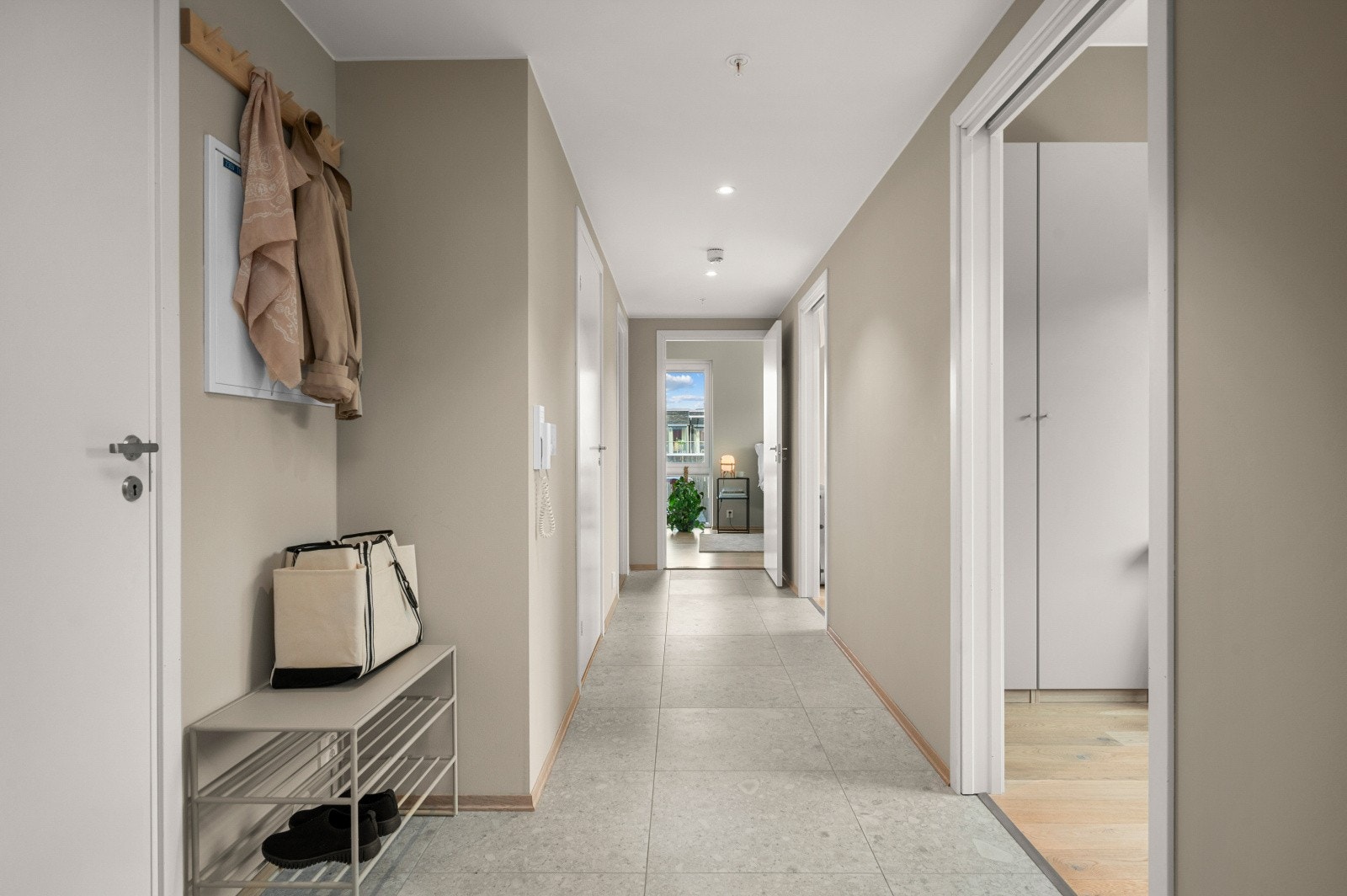 Innbydende entré med oppgraderte fliser og behagelig gulvvarme. Galleribilde