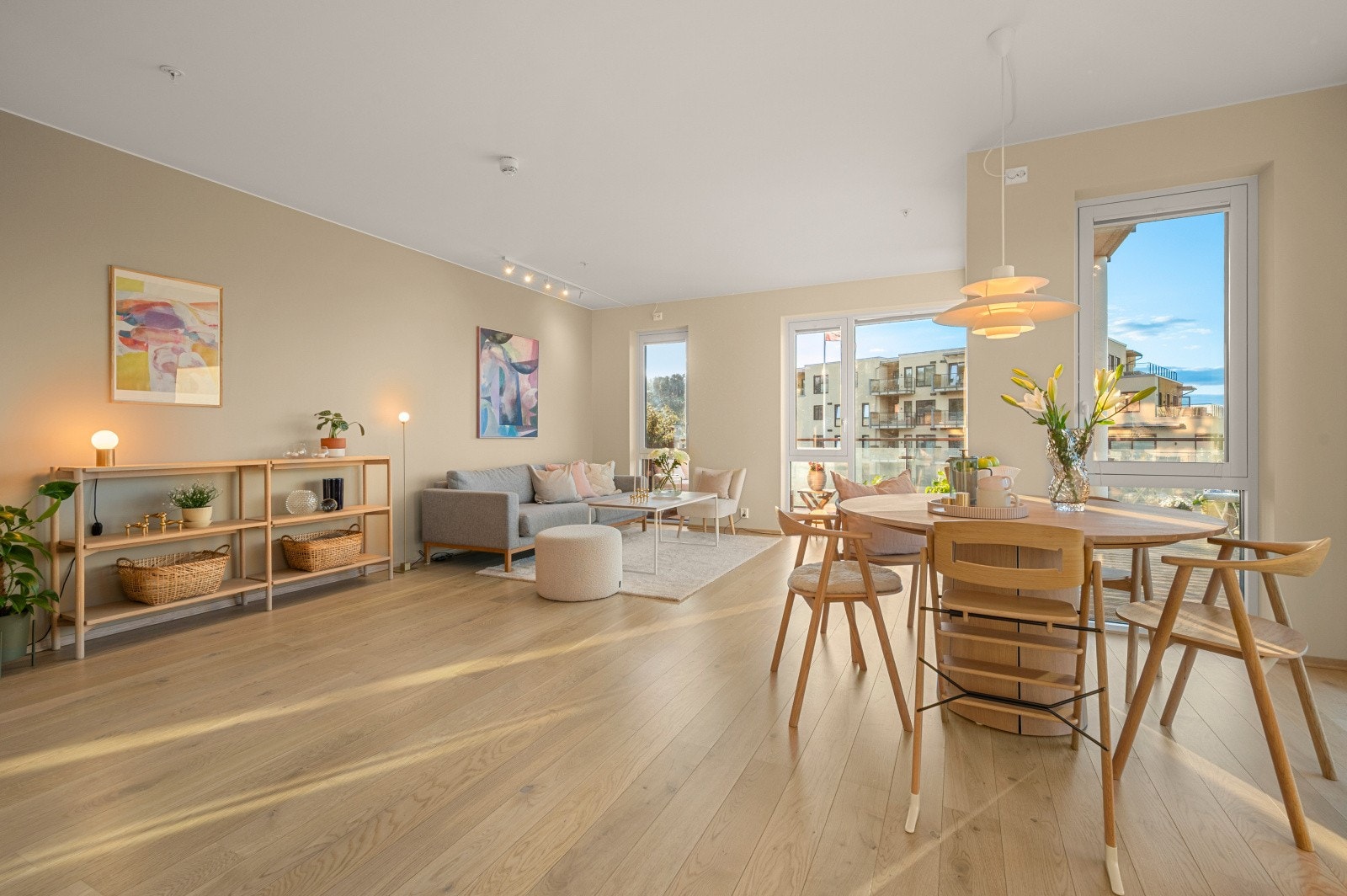 Stuen har god plass til både sofagruppe og spisebord for hyggelige sammenkomster. Galleribilde