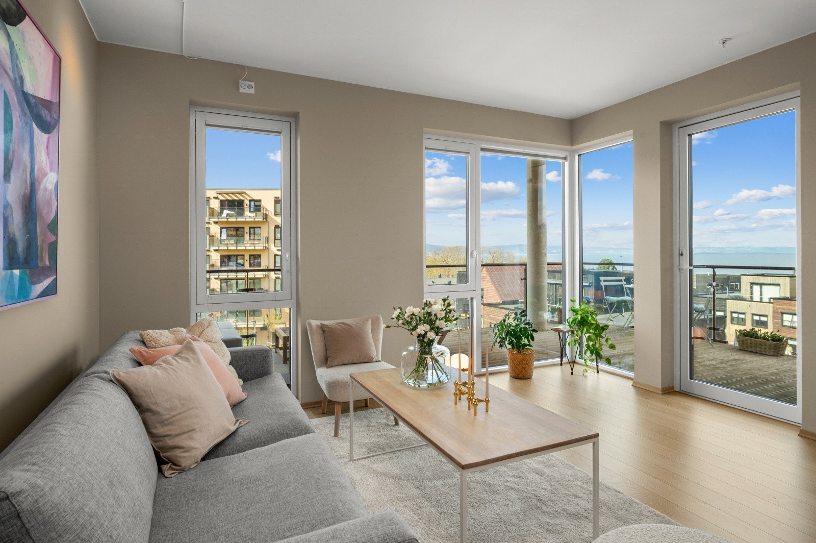Hjørneplasseringen gir lys fra flere kanter og en åpen følelse. Galleribilde