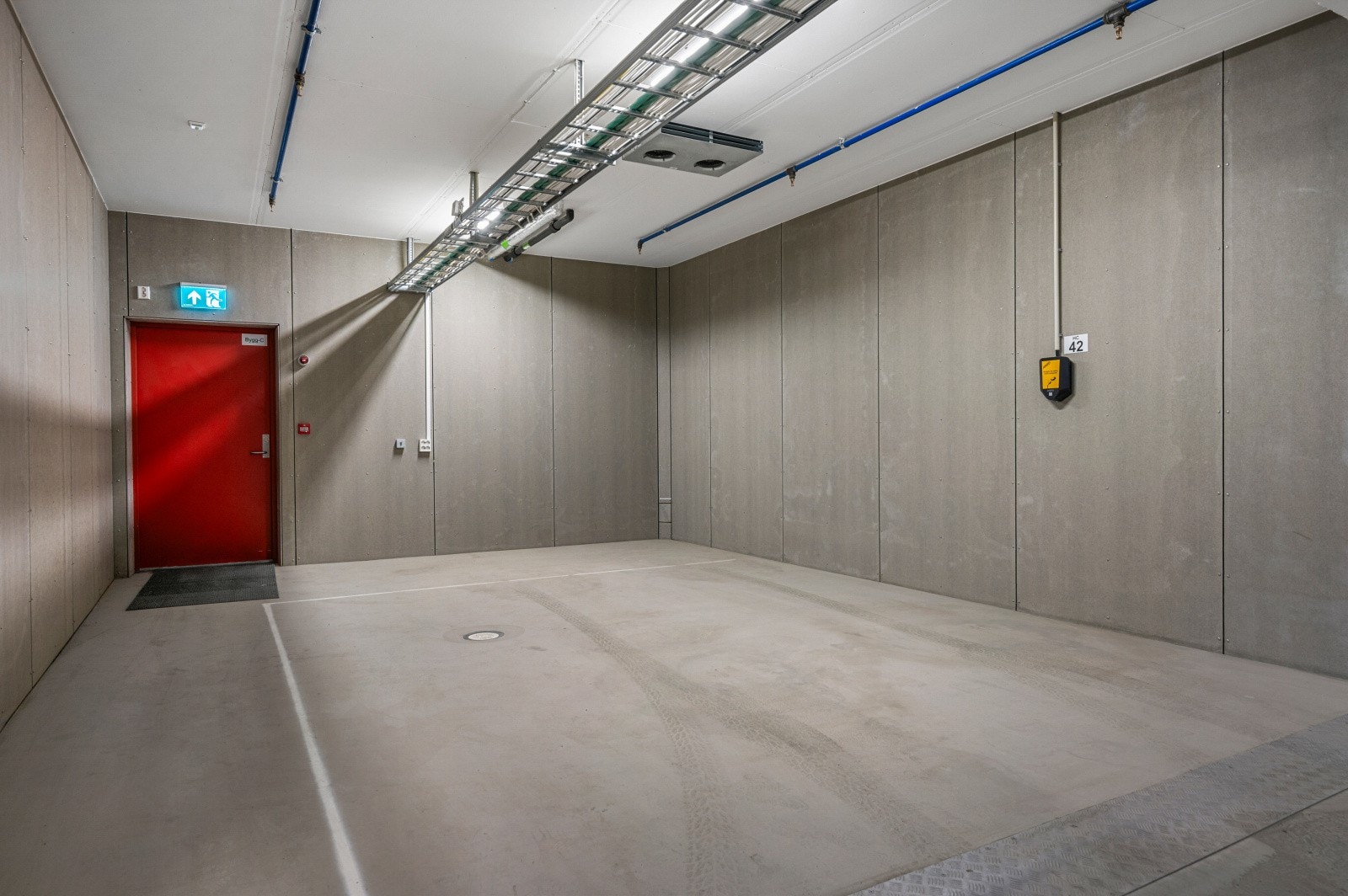 Det medfølger en parkeringsplass og en bod på 6m² i byggets kjeller med enkel heisadkomst. Galleribilde
