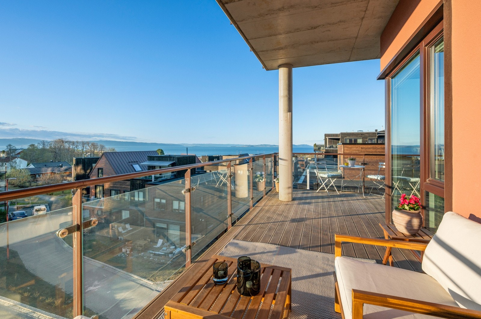 Leiligheten ligger på hjørnet av bygningen og har terrasse som strekker seg mot vest og nord. Denne gir en lun og skjermet uteplass med morgen-, ettermiddags- og kveldssol. Galleribilde