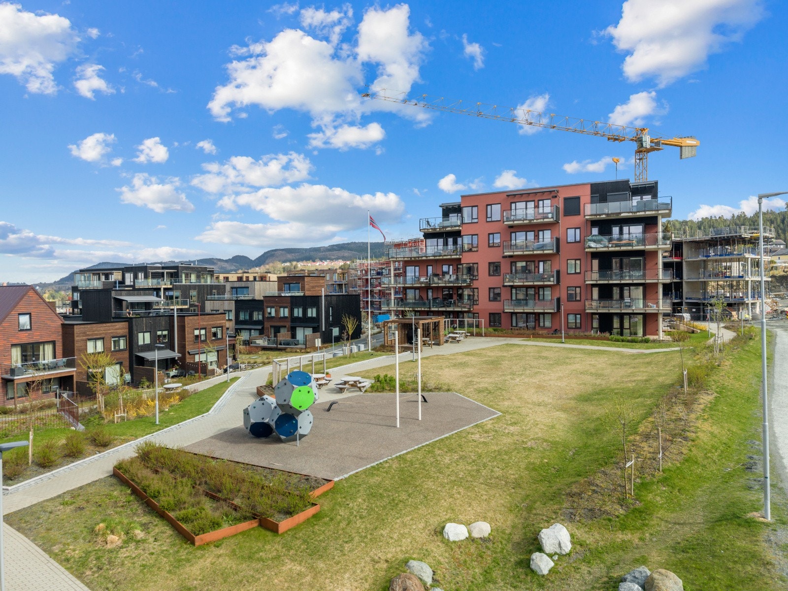 Attraktivt nærmiljø med romslige utearealer, lekeplass og moderne bebyggelse som gir en åpen og luftig atmosfære. Galleribilde