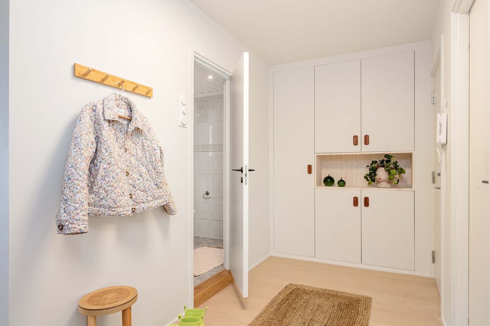 Entreen er meget innbydende med lekker, plassbygd garderobeinnredning og oppheng. Galleribilde