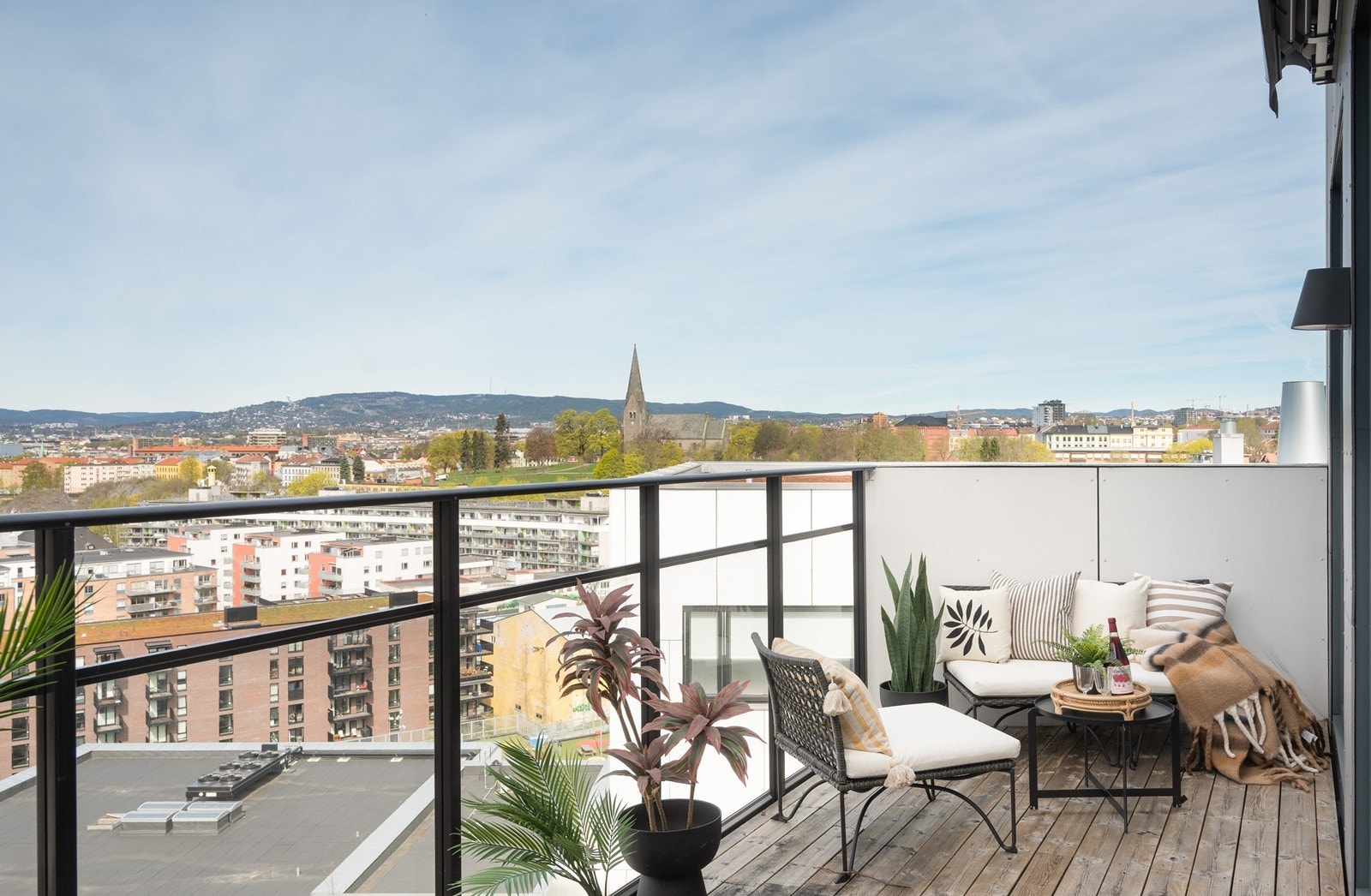 Meget solrik og romslig balkong på hele 13 kvm Galleribilde