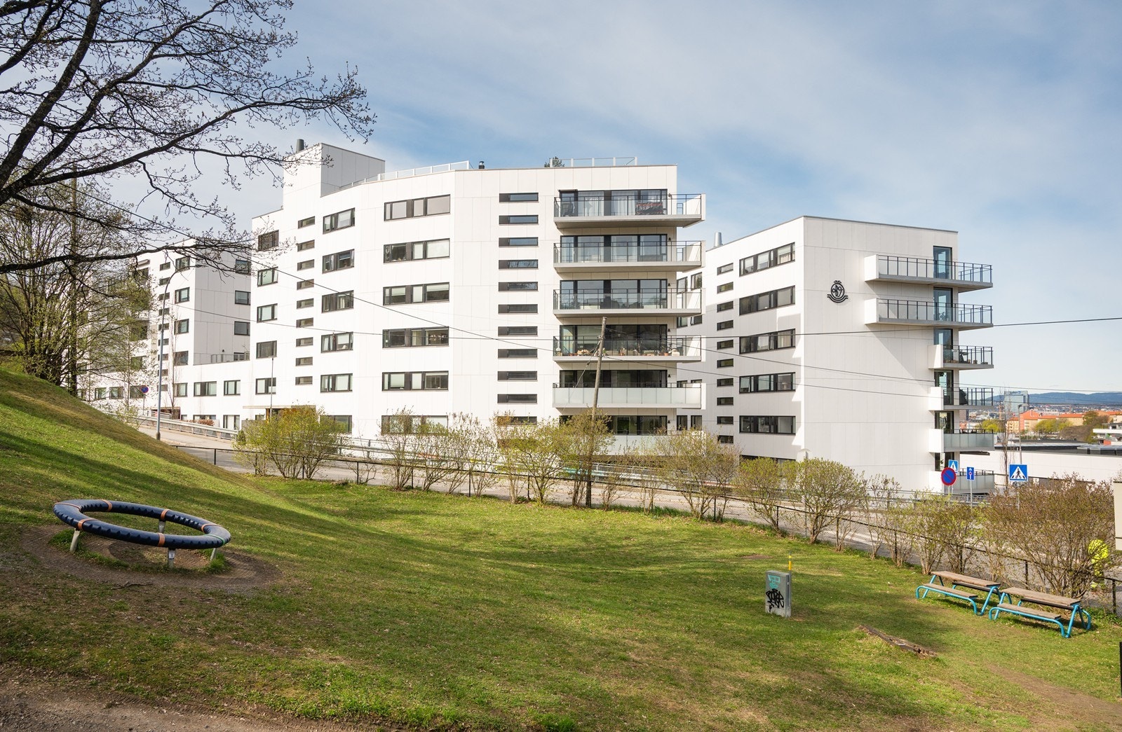 Området ligger rolig og tilbaketrukket mellom Ekeberg og Vålerenga, og er flott opparbeidet med parkmessig preg Galleribilde