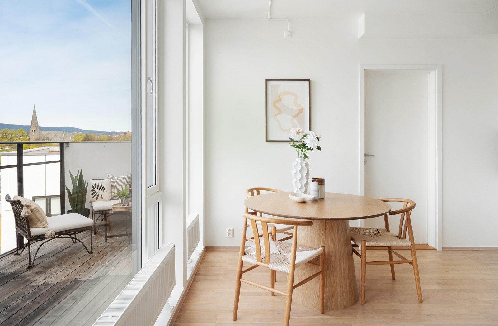 God plass til en lys og luftig spiseplass i direkte tilknytning balkongen Galleribilde