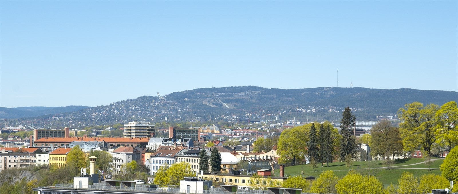 Panorama utsikt over byen og Holmenkollen i vest fra balkong Galleribilde