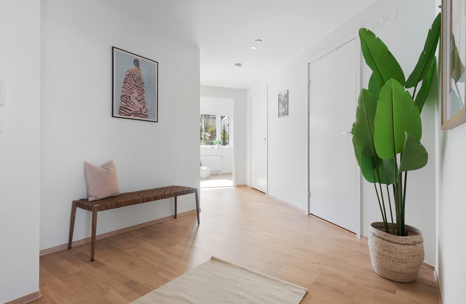 Fra gangen er det inngang til boligens øvrige rom; 3 soverom og 2 bad Galleribilde