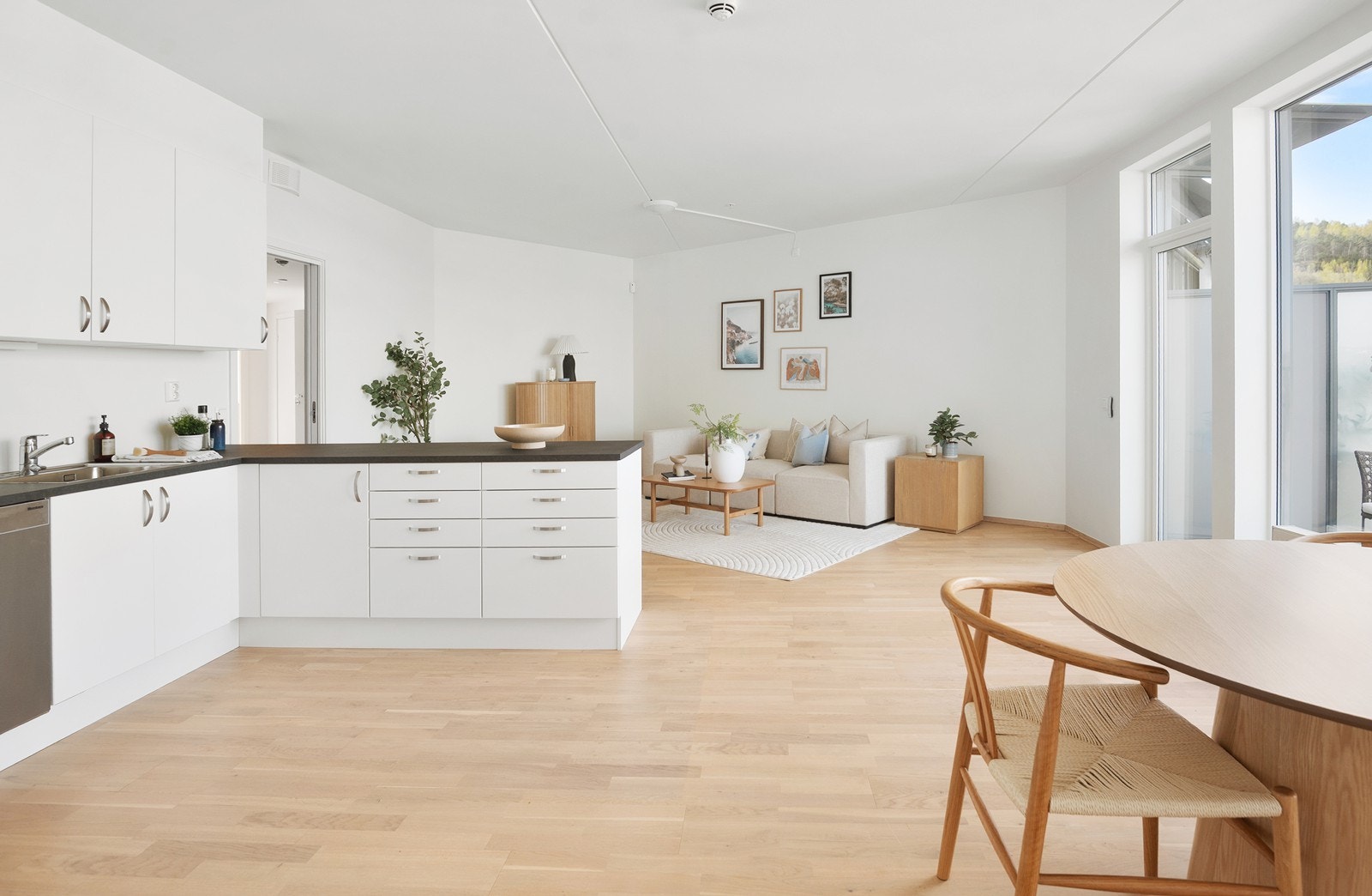 Leiligheten holder en gjennomgående god standard fra 2019 med nøytrale flater Galleribilde