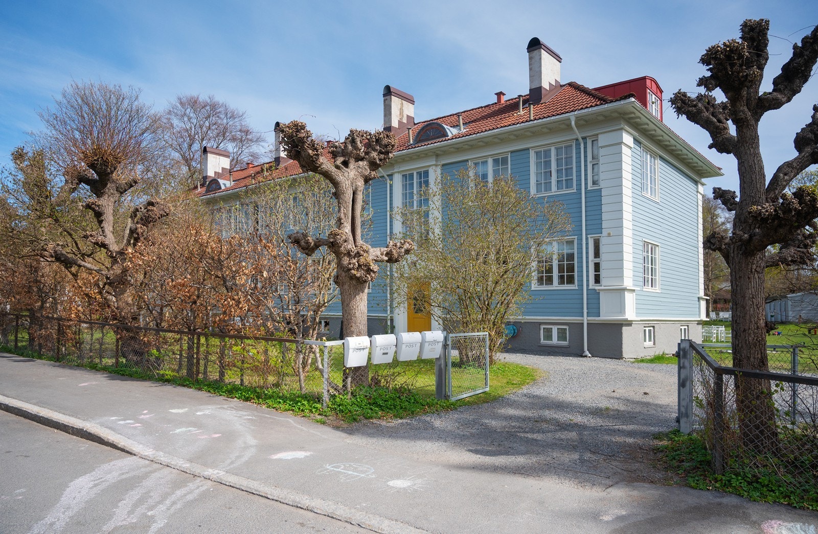 Biloppstillingsplass med infrastruktur for ladestasjon medfølger Galleribilde