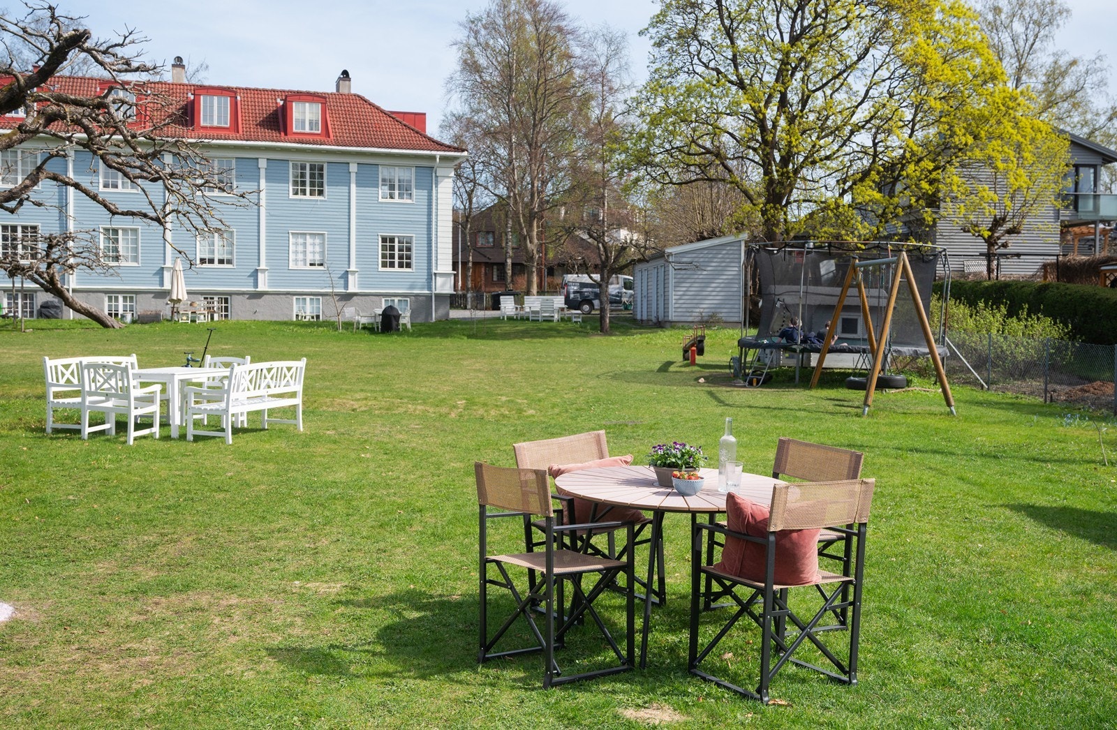God plass til sittegrupper hvor man måtte ønske. Godt bomiljø Galleribilde