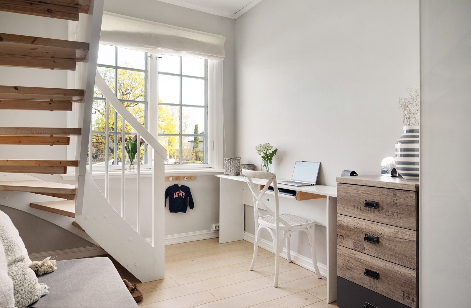 Dette rommet er tidligere del av stue, delt opp med en lettvegg. Enkelt å åpne opp igjen Galleribilde