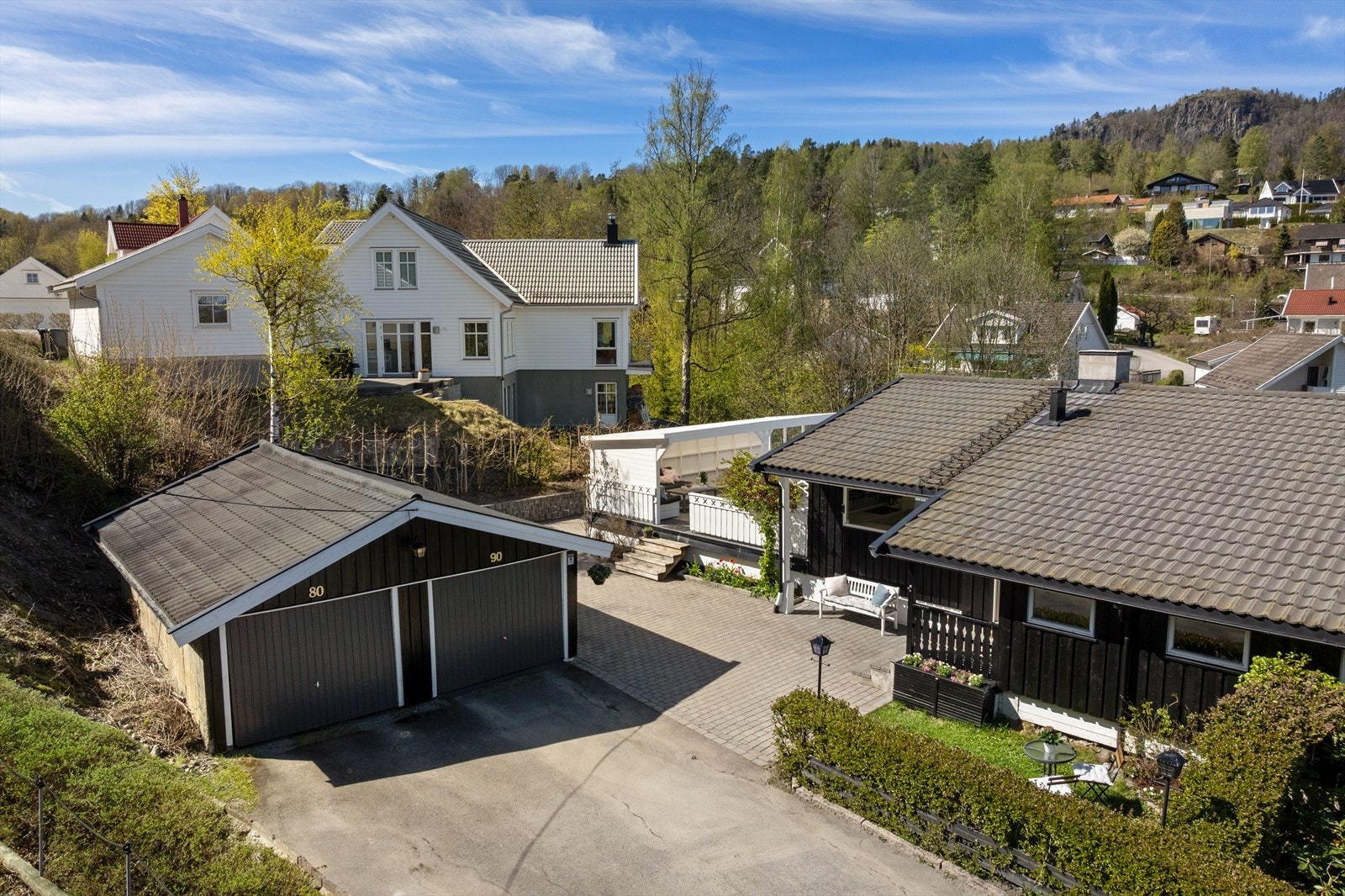 Det medfølger halvpart av dobbeltgarasje, hvor øvrig del disponeres av nabo i nr. 80. Det er montert ladestasjon tilkoblet egen strømmåler. Galleribilde