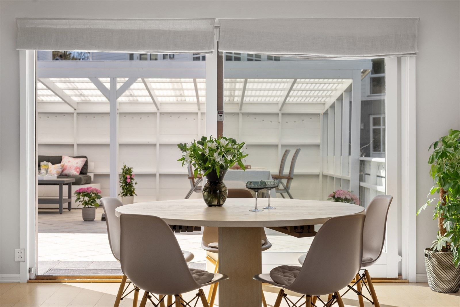 Fra spisestuen har du utgang til den flotte terrassen. Galleribilde