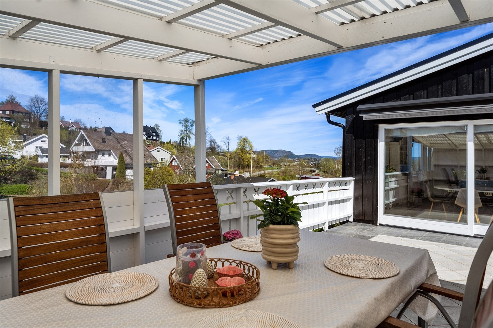 På terrassen er det god plass til både spisebord, loungegruppe og solseng. Galleribilde