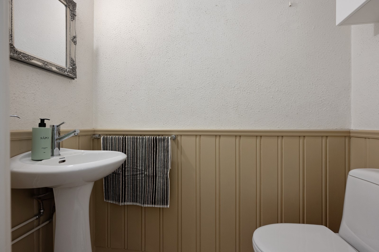 Toalettrom i underetasjen. Galleribilde