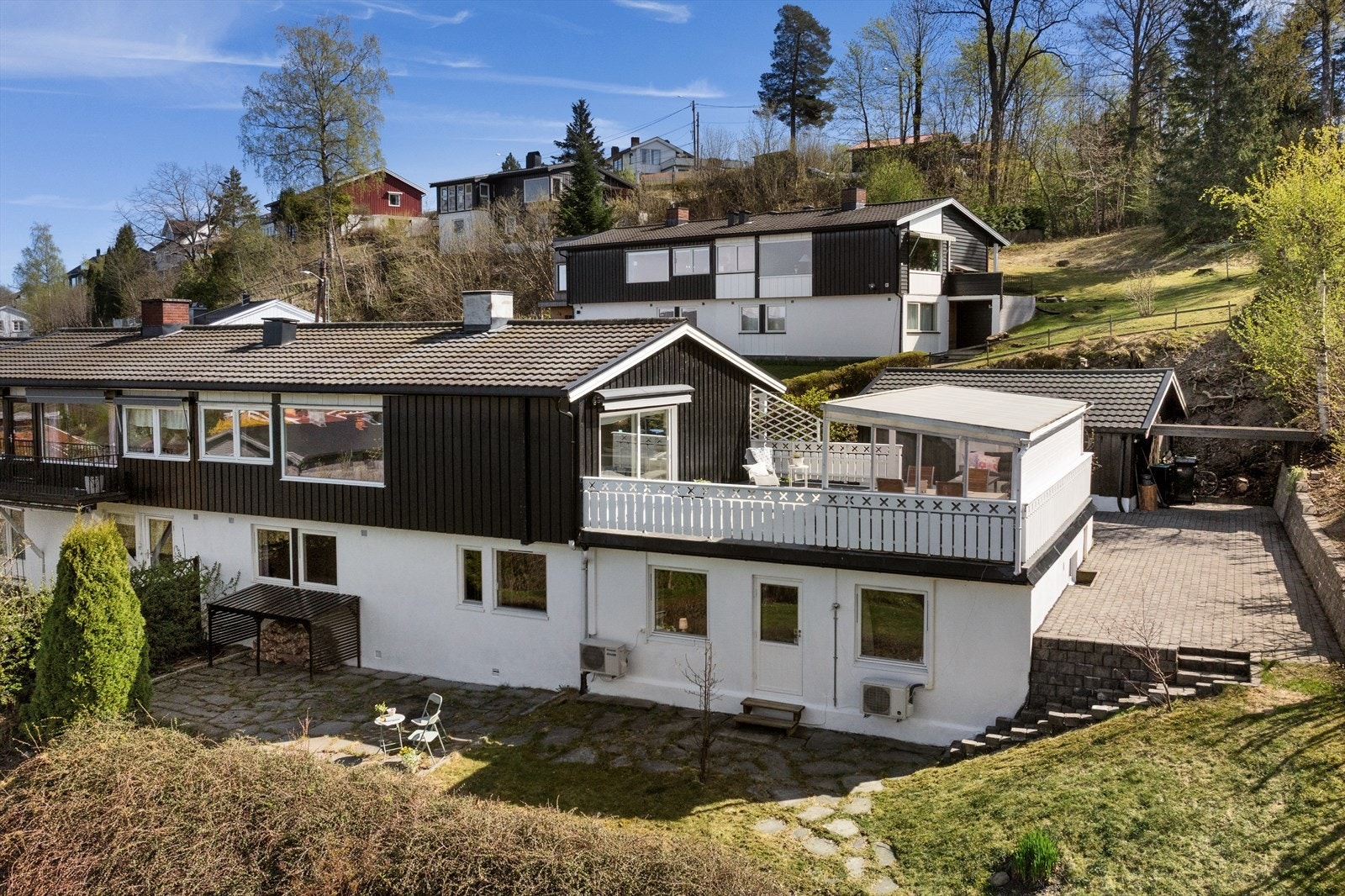 Det er gårdsplass med belegningsstein, og fra denne delen er det en trapp som leder ned til en uteplass i underetasjen. Galleribilde