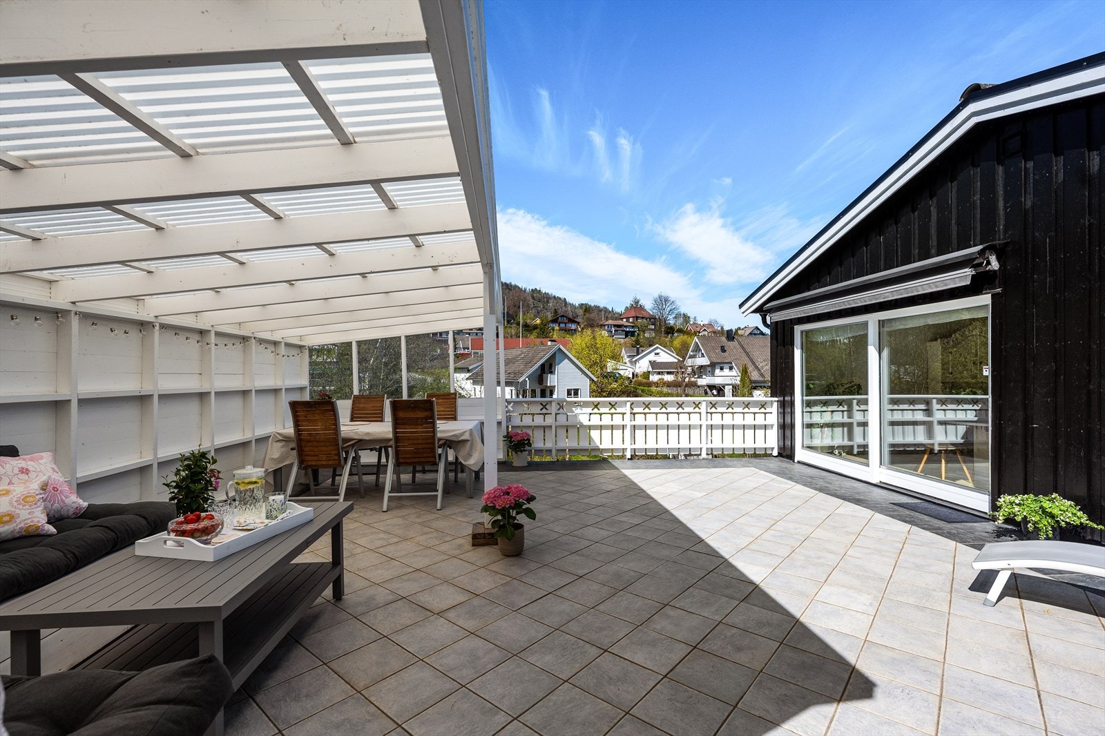 Pergola/utestue gir en privat og lun stemning på terrassen, med mulighet for både ly og skygge. Dette området er på ca. 21 kvm. Galleribilde