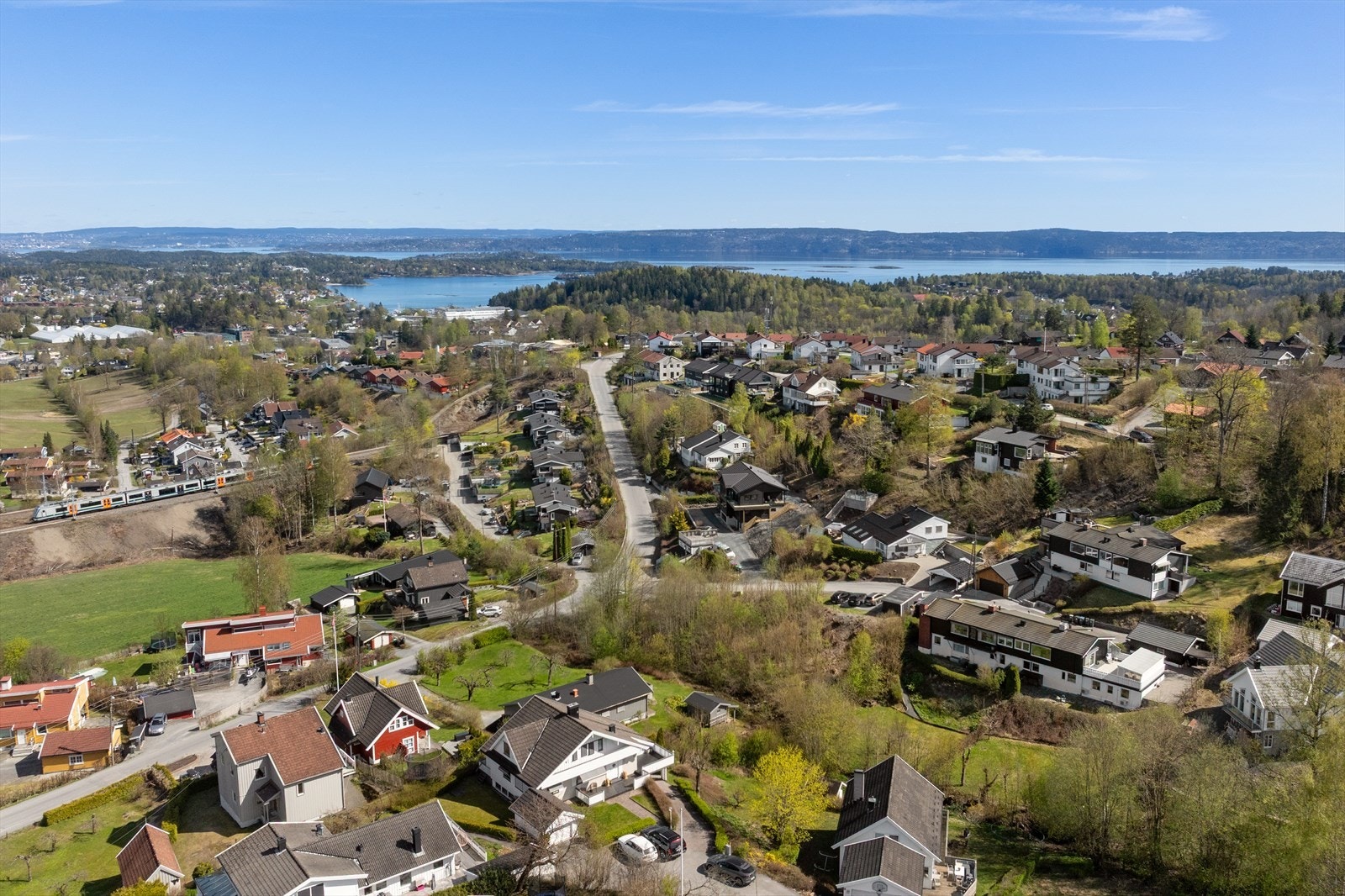 Kollektivtilbudet er godt, med kun ca. 12 minutters gange til togstasjonen på Vakås og Hvalstad. Toget tar deg til Asker sentrum på få minutter og til Oslo S på ca. 25 minutter. Galleribilde