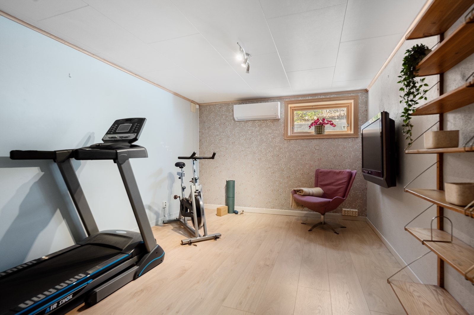 I underetasjen er det innredet et rom som fungerer både som kjellerstue og treningsrom. Rommet er byggemeldt som hobbyrom og ikke omsøkt/godkjent til varig opphold. Galleribilde