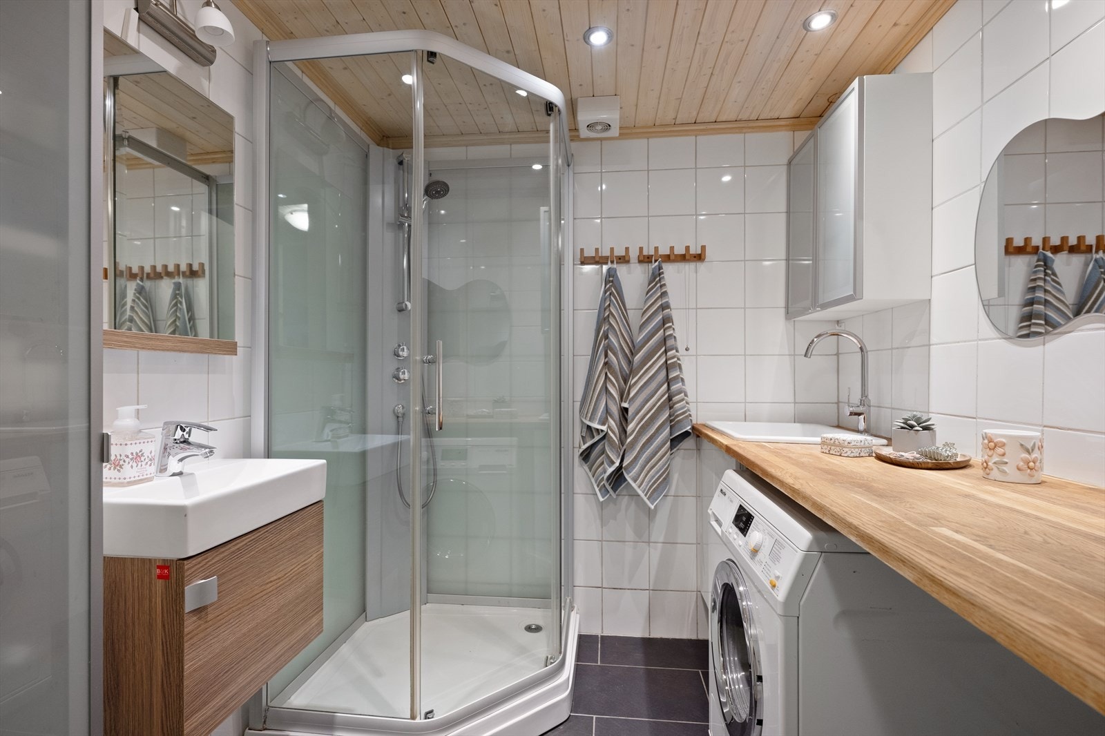 Det andre badet er kombinert med vaskerom. Rommet er byggemeldt som bod og ikke omsøkt/godkjent til varig opphold. Galleribilde