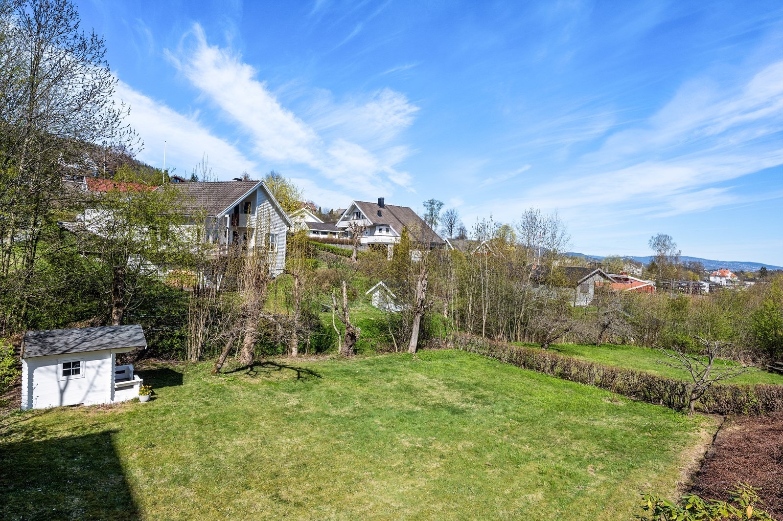 I hagen finner man en sjarmerende dukkestue. Galleribilde