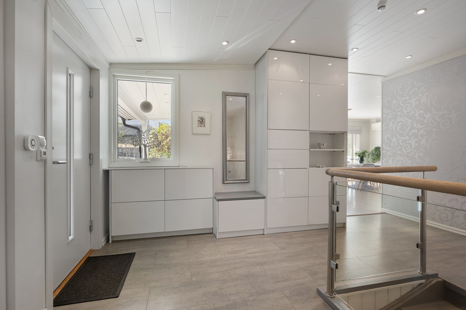 Entréen har gode oppbevaringsløsninger med skap langs veggen, som gir god plass til oppbevaring. Galleribilde