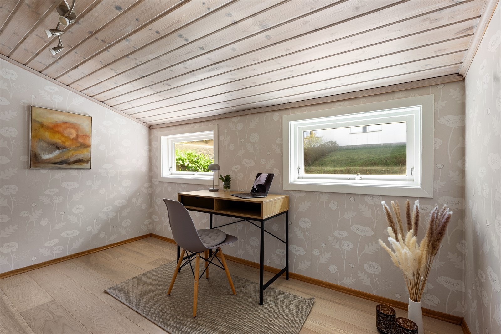 Ved entreen i 1. etasje er det innredet til kontor. Kontoret har parkett på gulvet og malte overflater på veggene, samt tapet med et delikat blomsterdesign. Himlingen er panel. Galleribilde