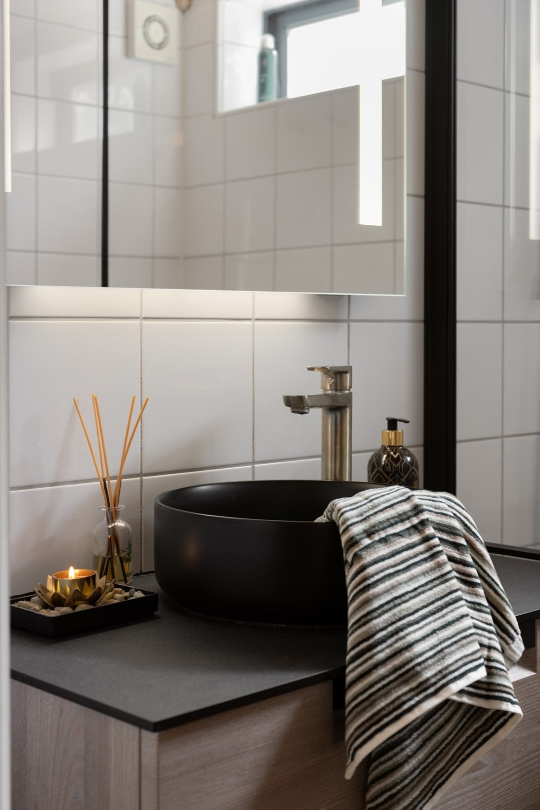 Det er et praktisk servantskap med en elegant servant og et speil med innebygd lys, som gir godt lys til vask og sminke. Galleribilde