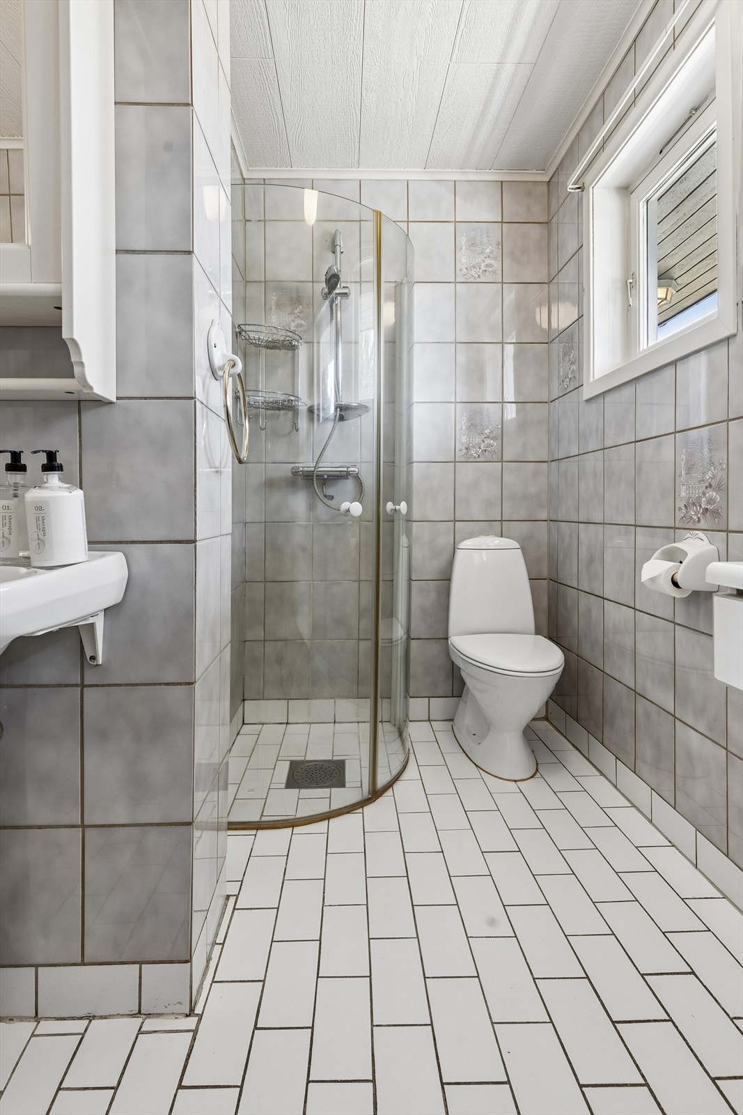 Dusjhjørne med innfellbare dører for en arealeffektiv løsning. Badet har naturlig avtrekk via ventil i himling. Badet er vurdert til TG3. Galleribilde