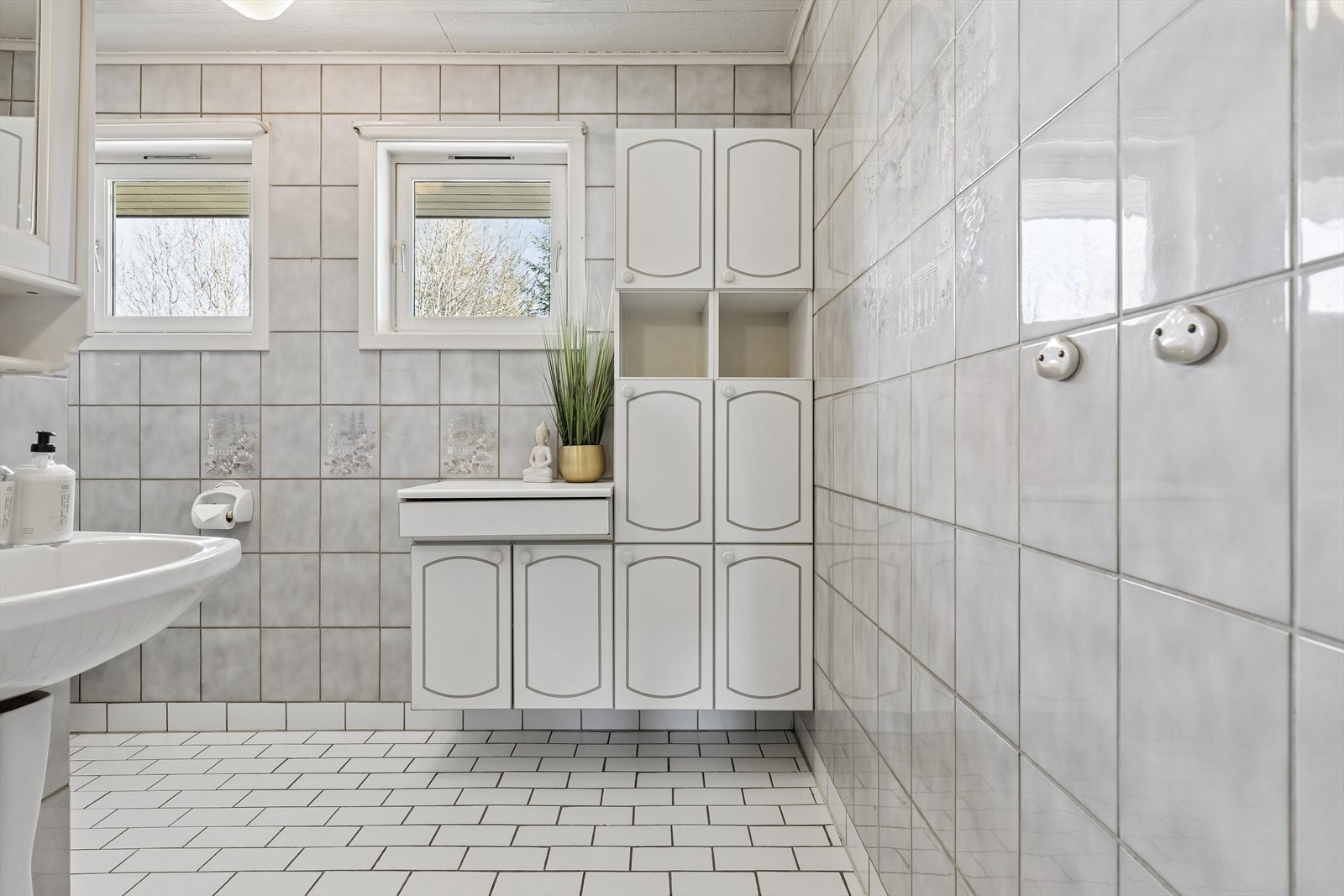 Badet i første etasje er fra ca. 1992 og har flislagt gulv med gulvvarme og flislagte vegger. Badet er vurdert til TG3. Galleribilde