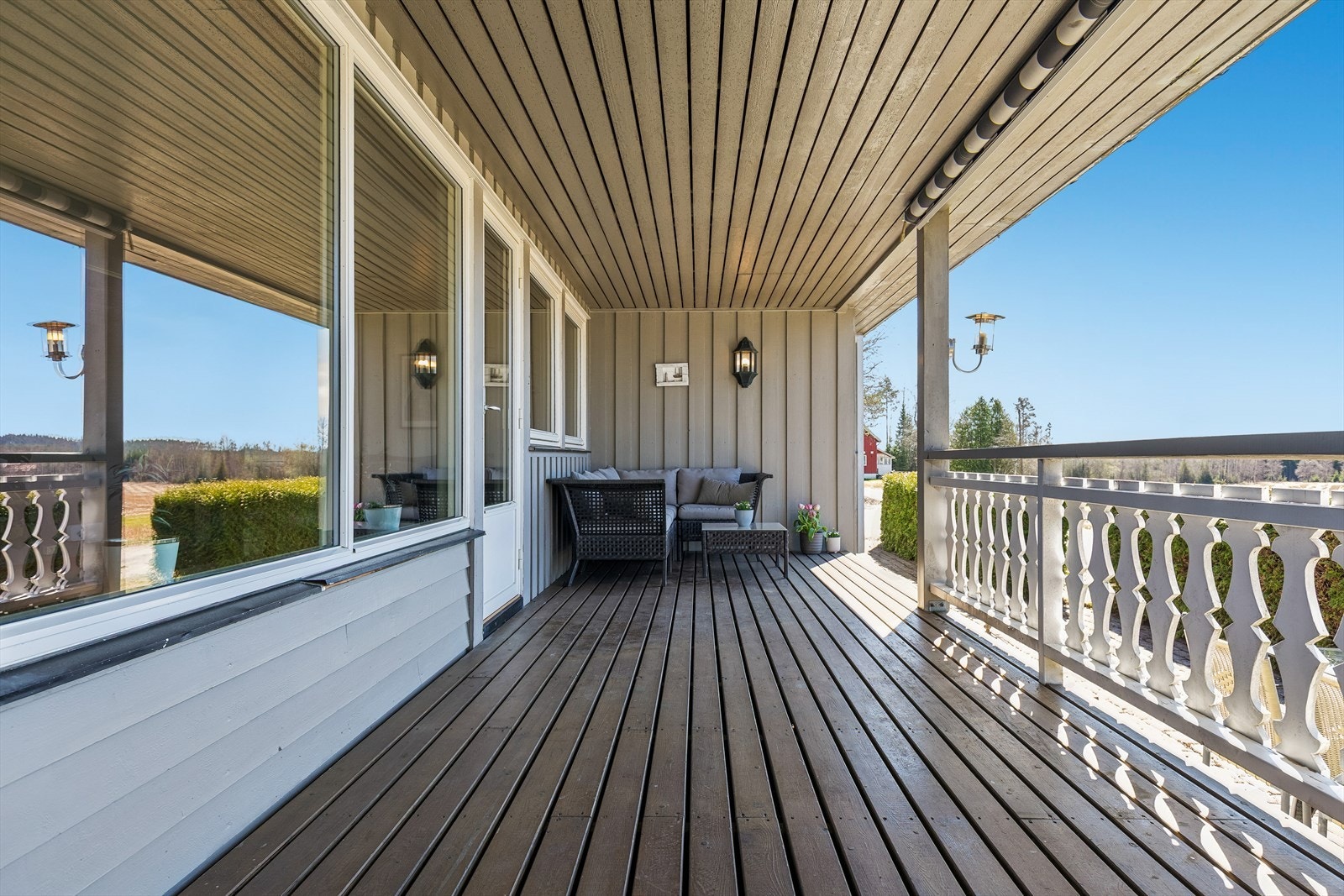 Den syd-vestvendte verandaen på 21 m² er delvis overbygd og har god plass for en sittegruppe. Galleribilde